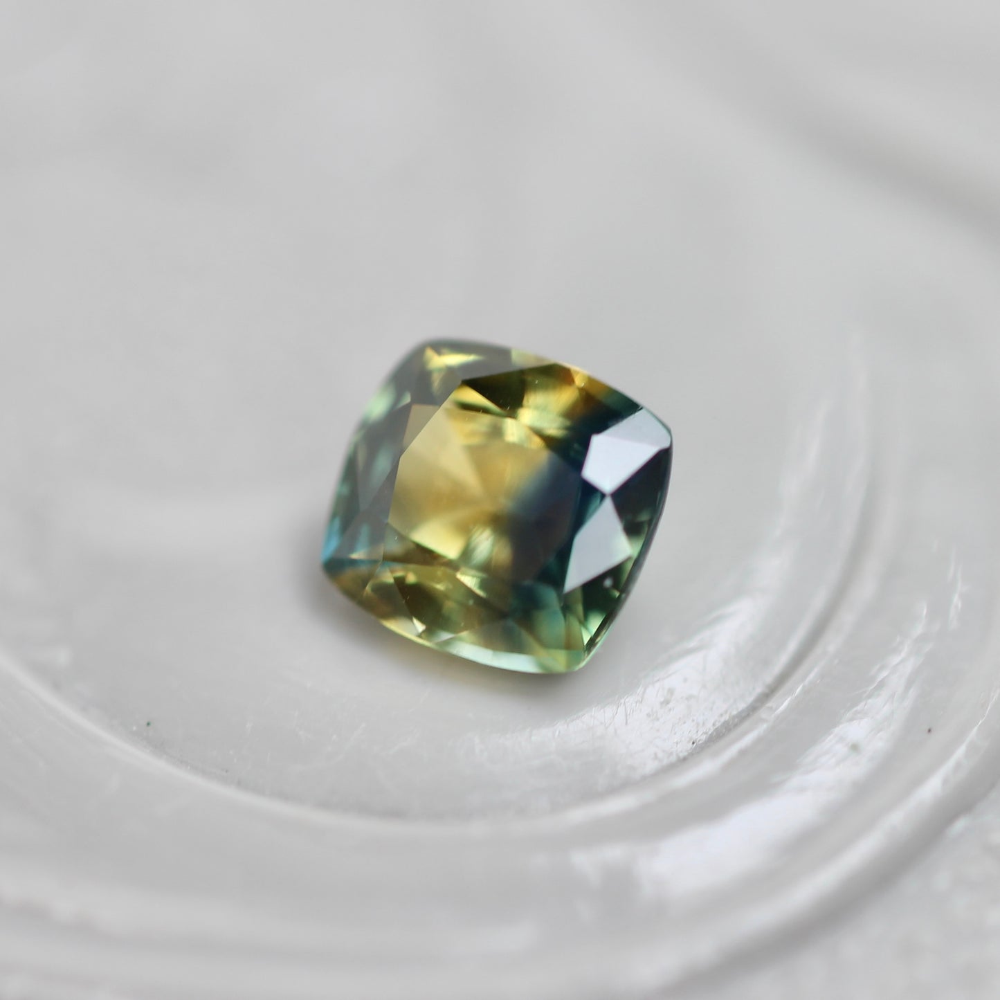 バイカラーサファイア 0.29ct クッションミックスカット 3.8mm×3.5mm×2.2mm【MJ3111】