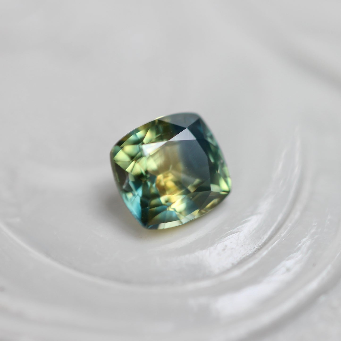 バイカラーサファイア 0.29ct クッションミックスカット 3.8mm×3.5mm×2.2mm【MJ3111】