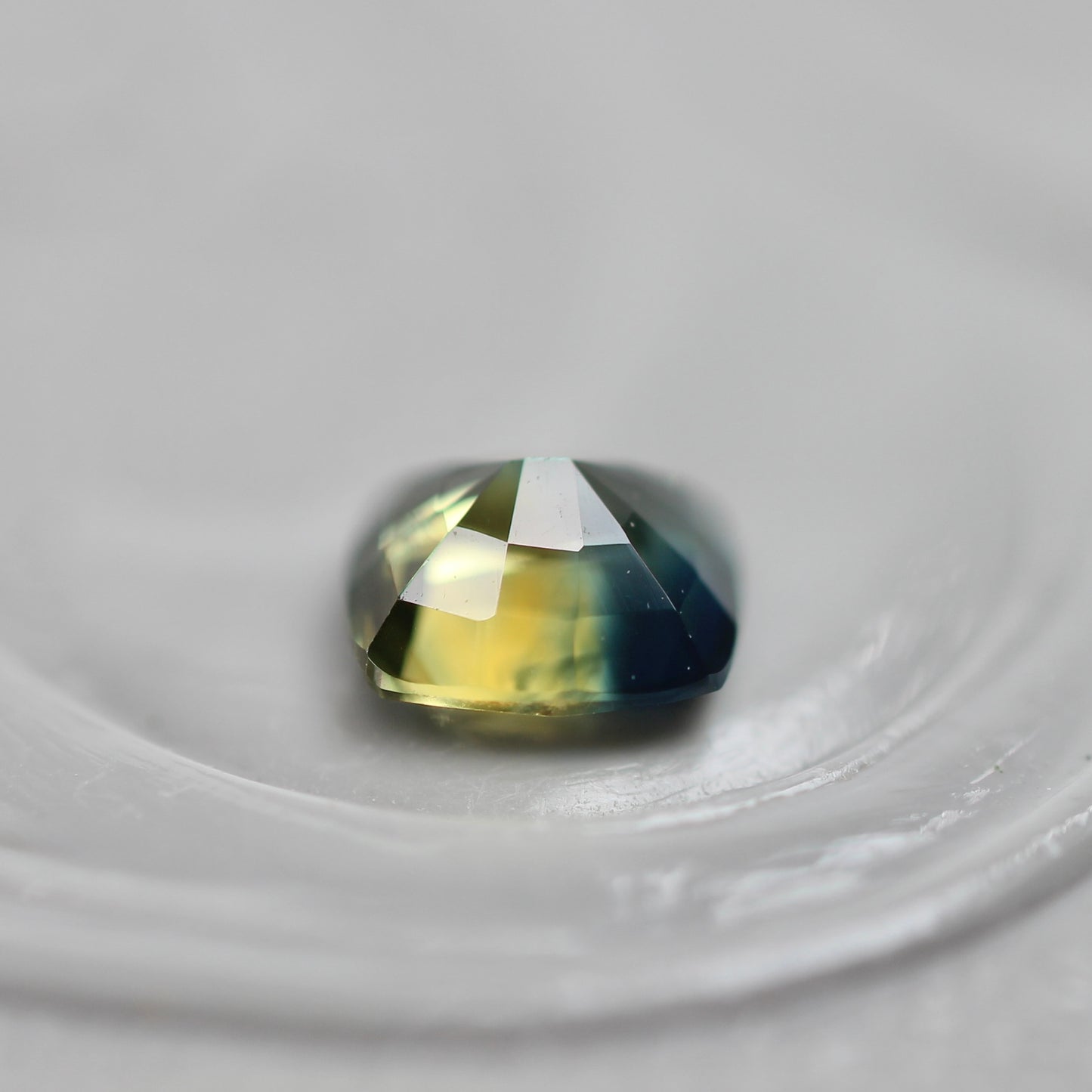 バイカラーサファイア 0.29ct クッションミックスカット 3.8mm×3.5mm×2.2mm【MJ3111】