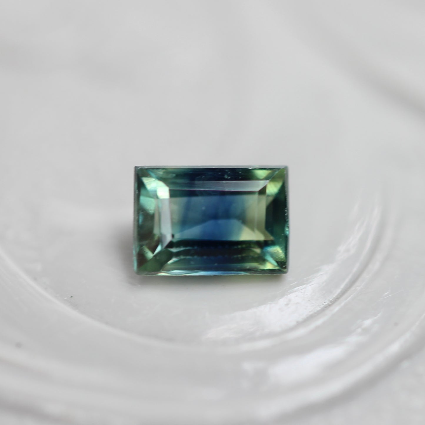 バイカラーサファイア 0.34ct スクエアカット 4.3mm×3.0mm×2.1mm【MJ3108】