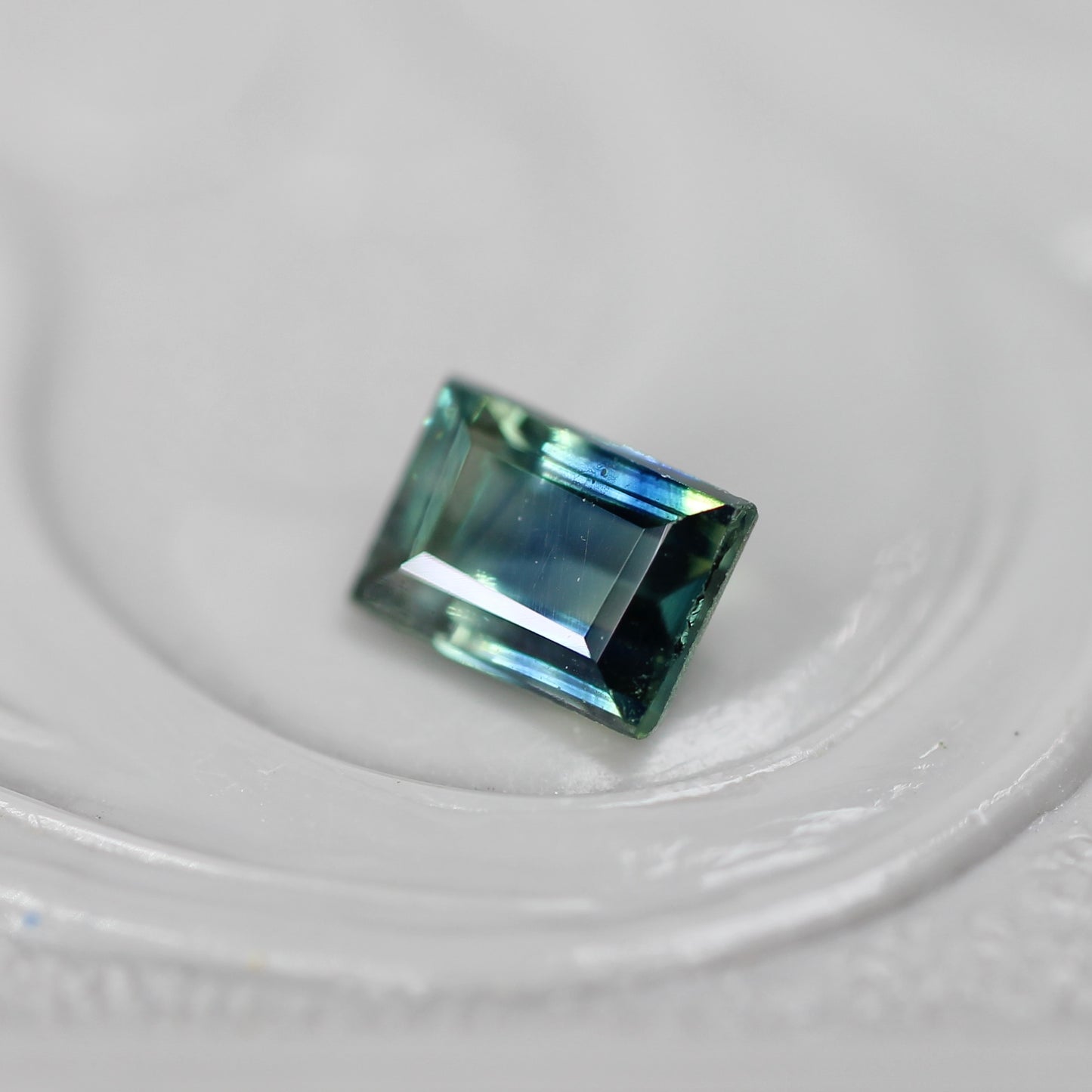 バイカラーサファイア 0.34ct スクエアカット 4.3mm×3.0mm×2.1mm【MJ3108】