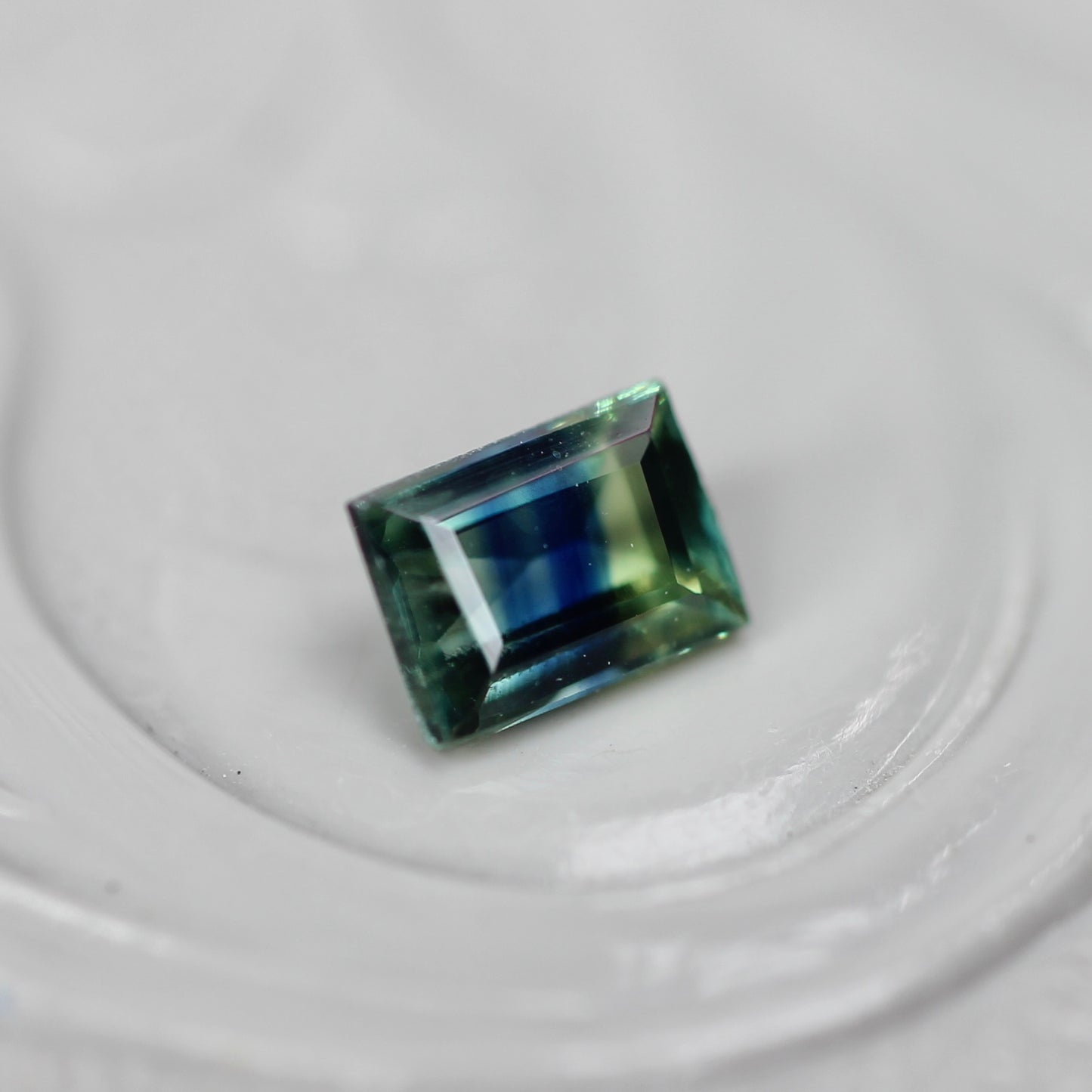 バイカラーサファイア 0.34ct スクエアカット 4.3mm×3.0mm×2.1mm【MJ3108】