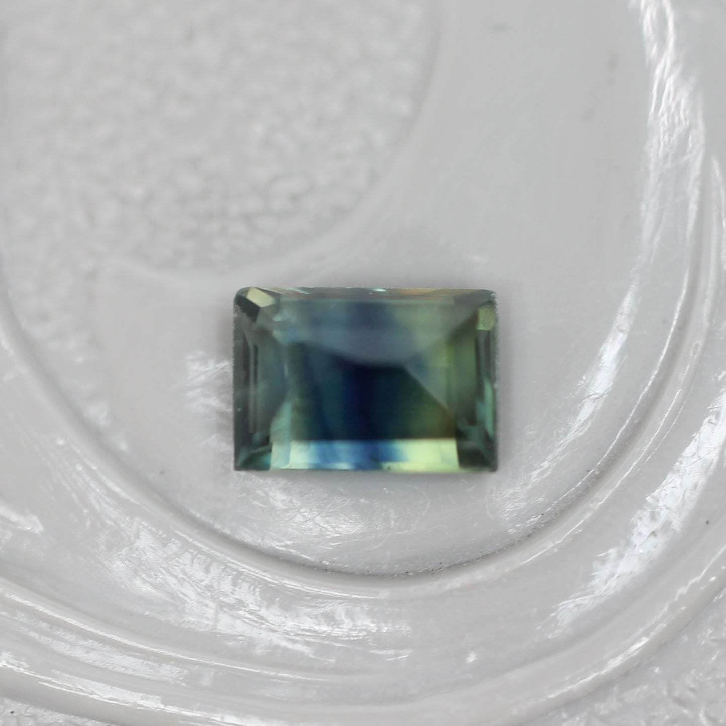バイカラーサファイア 0.34ct スクエアカット 4.3mm×3.0mm×2.1mm【MJ3108】