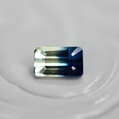 バイカラーサファイア 0.35ct エメラルドカット 4.5mm×2.8mm×2.2mm【MJ3110】