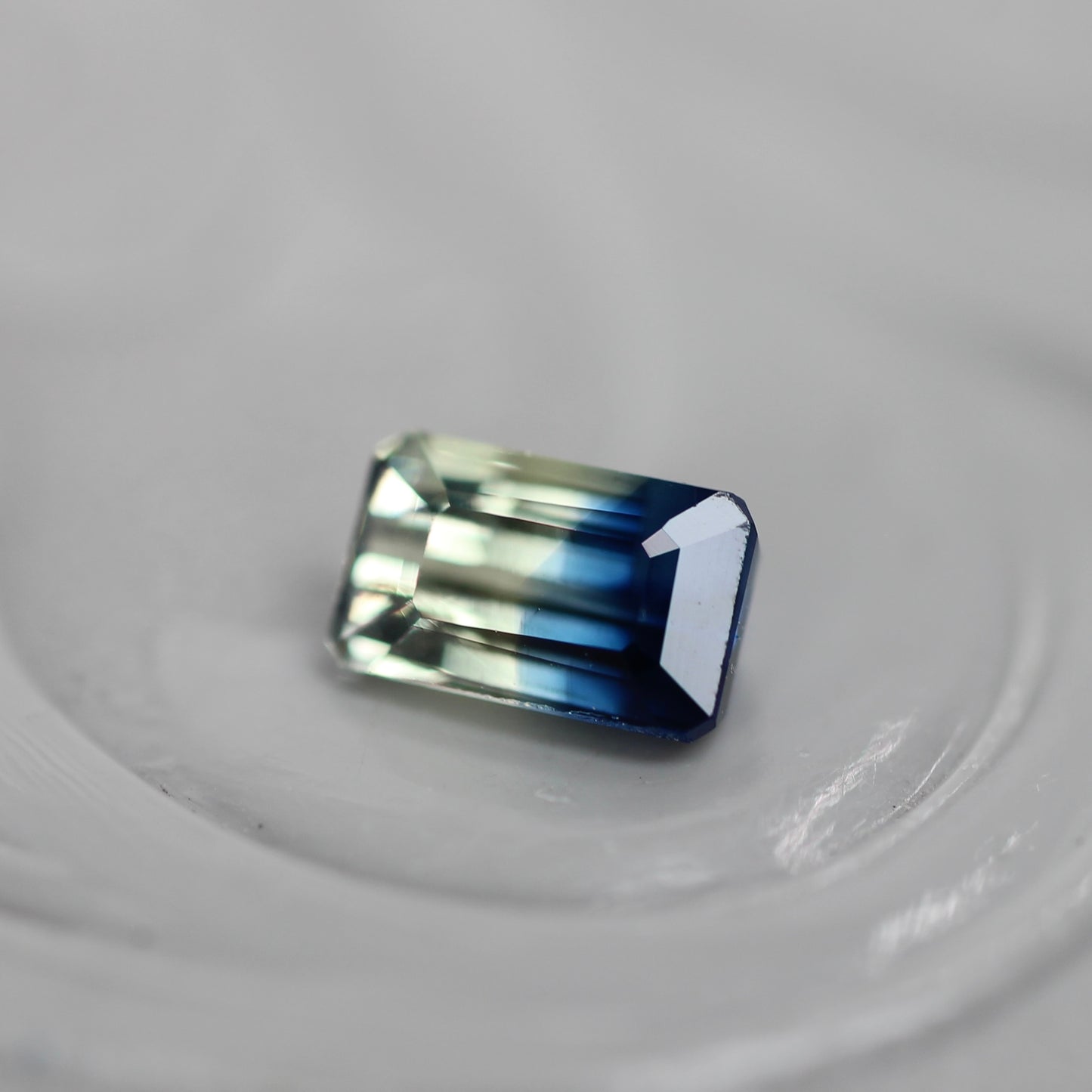 バイカラーサファイア 0.35ct エメラルドカット 4.5mm×2.8mm×2.2mm【MJ3110】