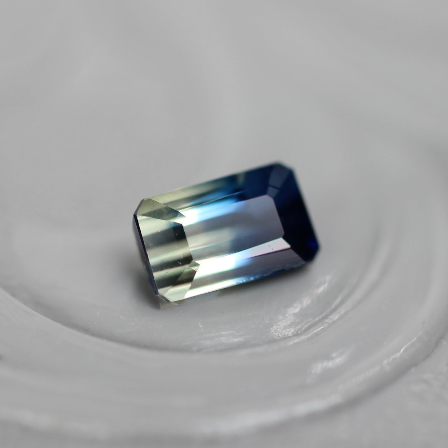 バイカラーサファイア 0.35ct エメラルドカット 4.5mm×2.8mm×2.2mm【MJ3110】