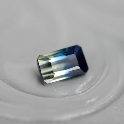 バイカラーサファイア 0.35ct エメラルドカット 4.5mm×2.8mm×2.2mm【MJ3110】