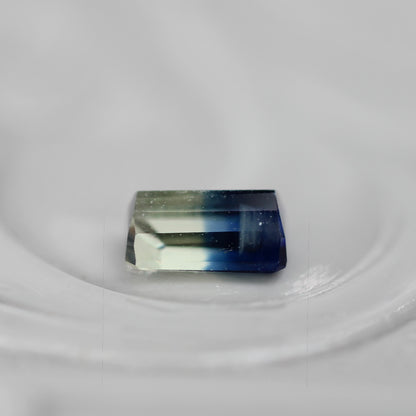 バイカラーサファイア 0.35ct エメラルドカット 4.5mm×2.8mm×2.2mm【MJ3110】