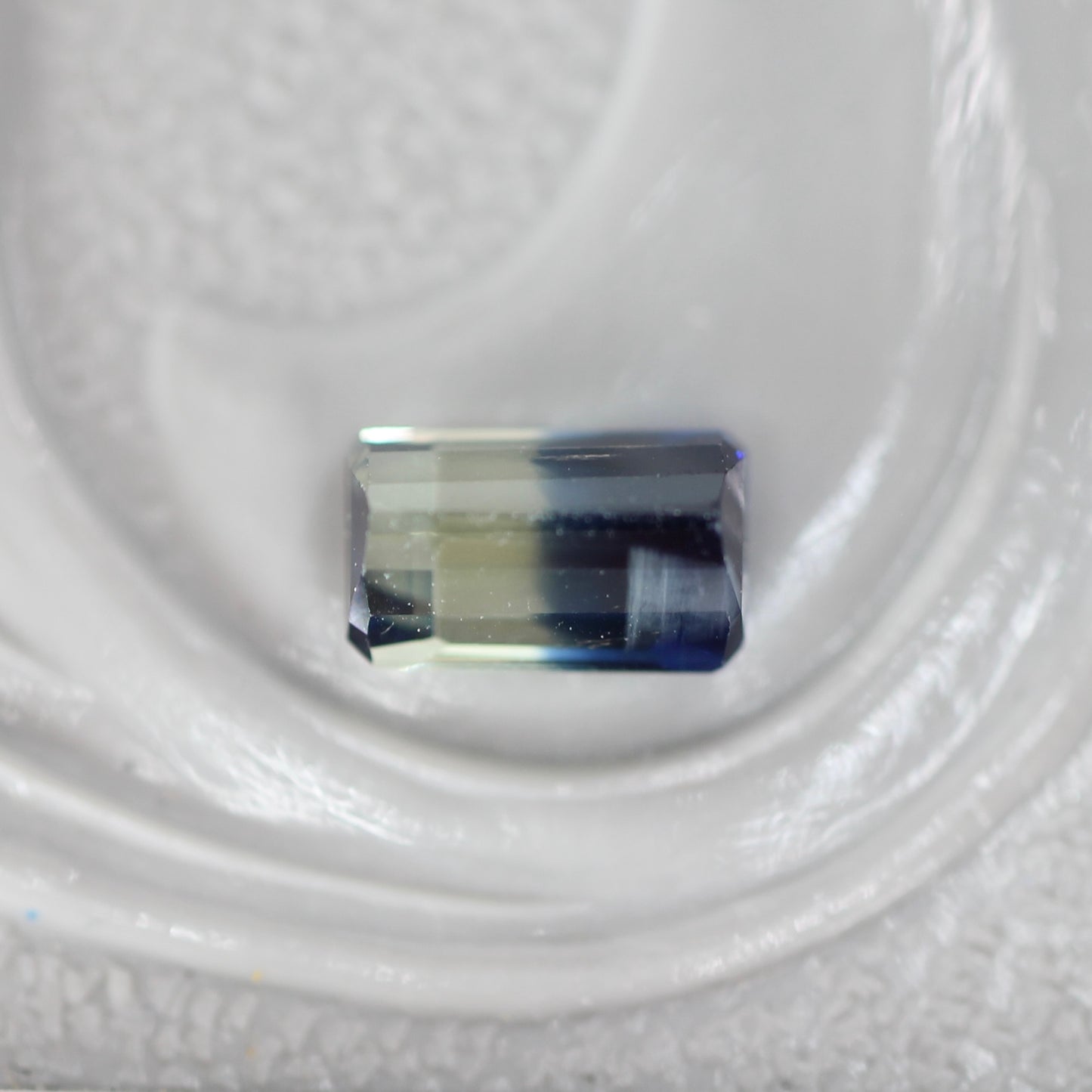バイカラーサファイア 0.35ct エメラルドカット 4.5mm×2.8mm×2.2mm【MJ3110】