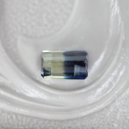 バイカラーサファイア 0.35ct エメラルドカット 4.5mm×2.8mm×2.2mm【MJ3110】