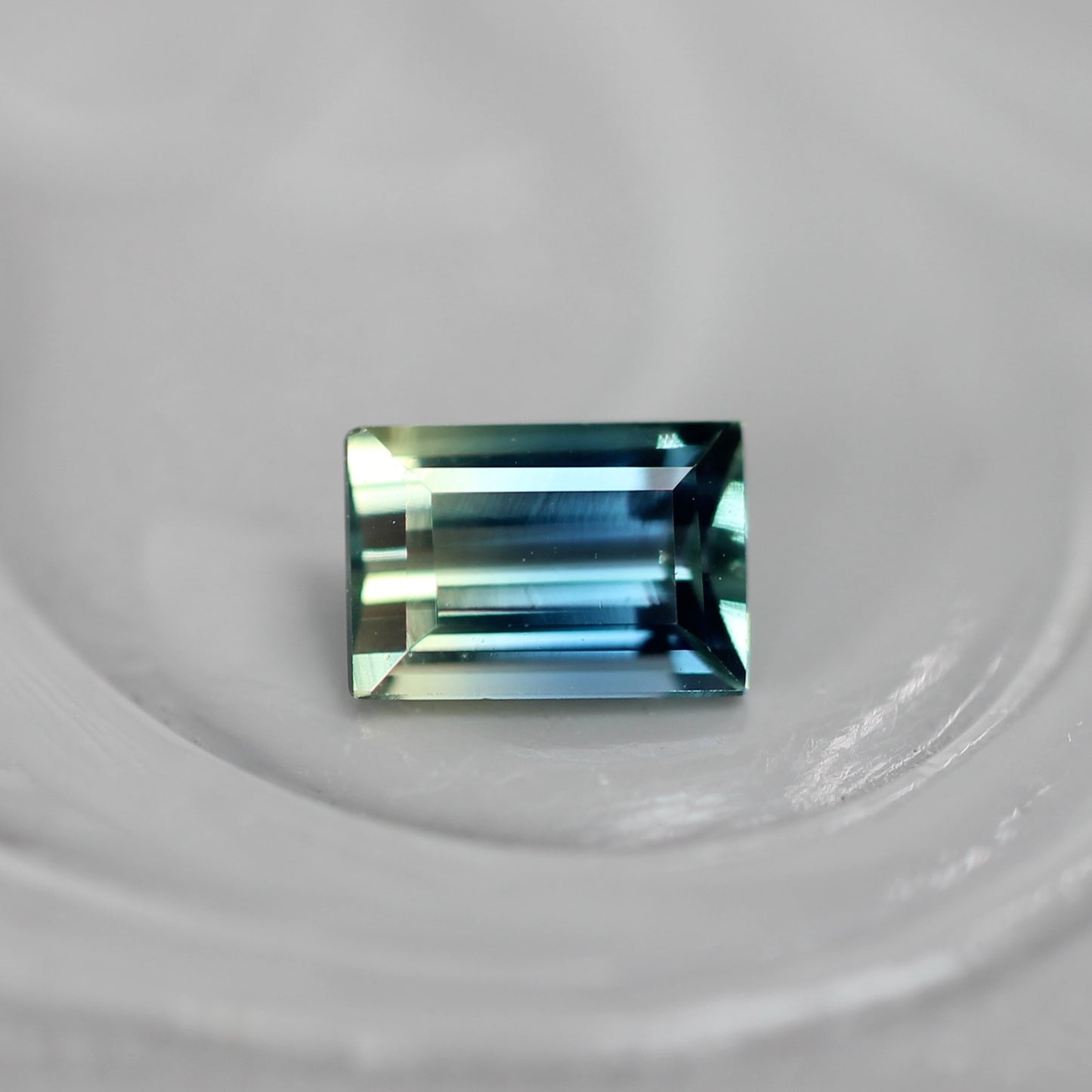 バイカラーサファイア 0.28ct スクエアカット 4.1mm×2.8mm×2.0mm【MJ3104】