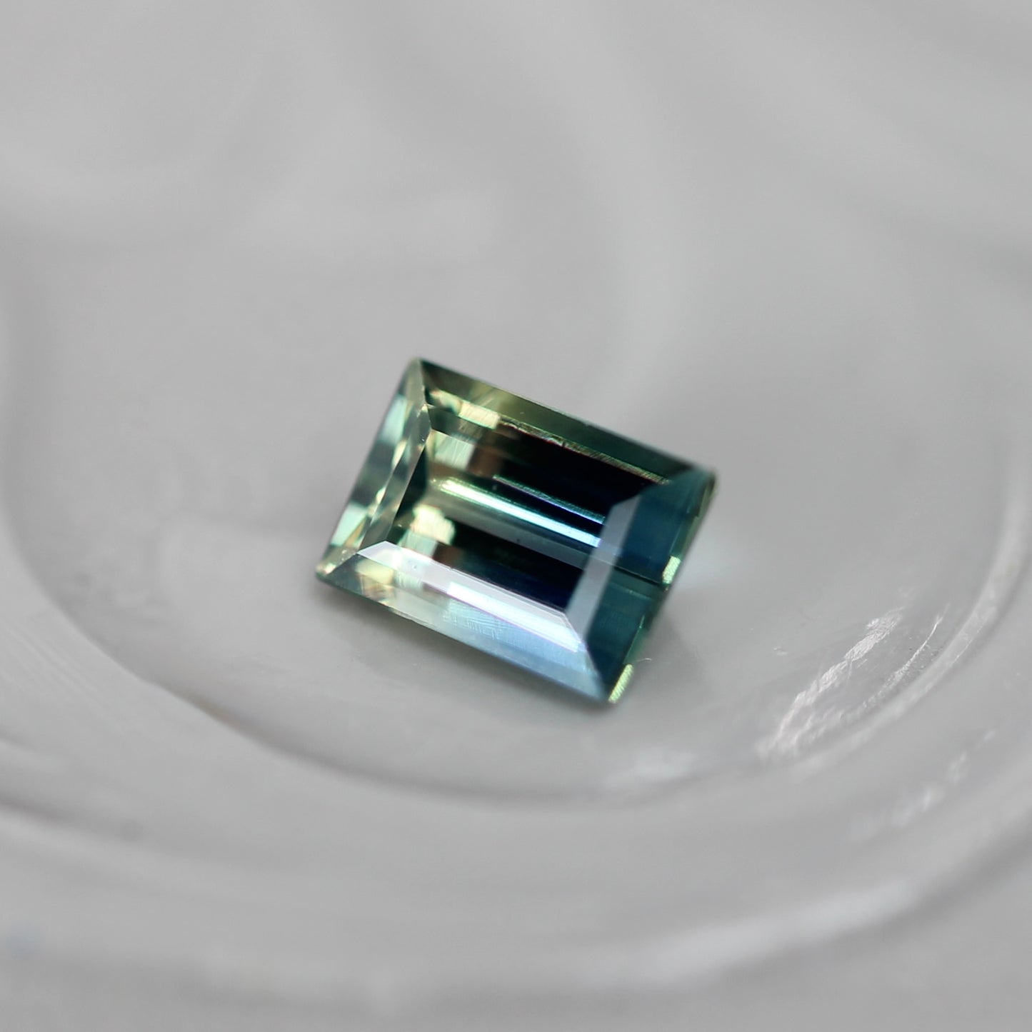 バイカラーサファイア 0.28ct スクエアカット 4.1mm×2.8mm×2.0mm【MJ3104】