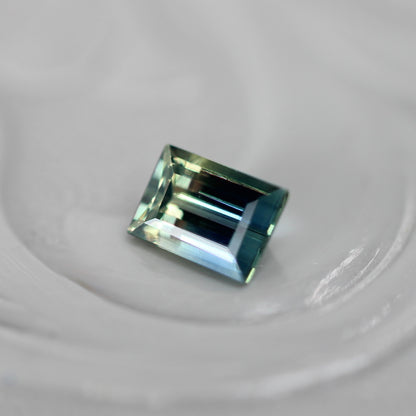 バイカラーサファイア 0.28ct スクエアカット 4.1mm×2.8mm×2.0mm【MJ3104】