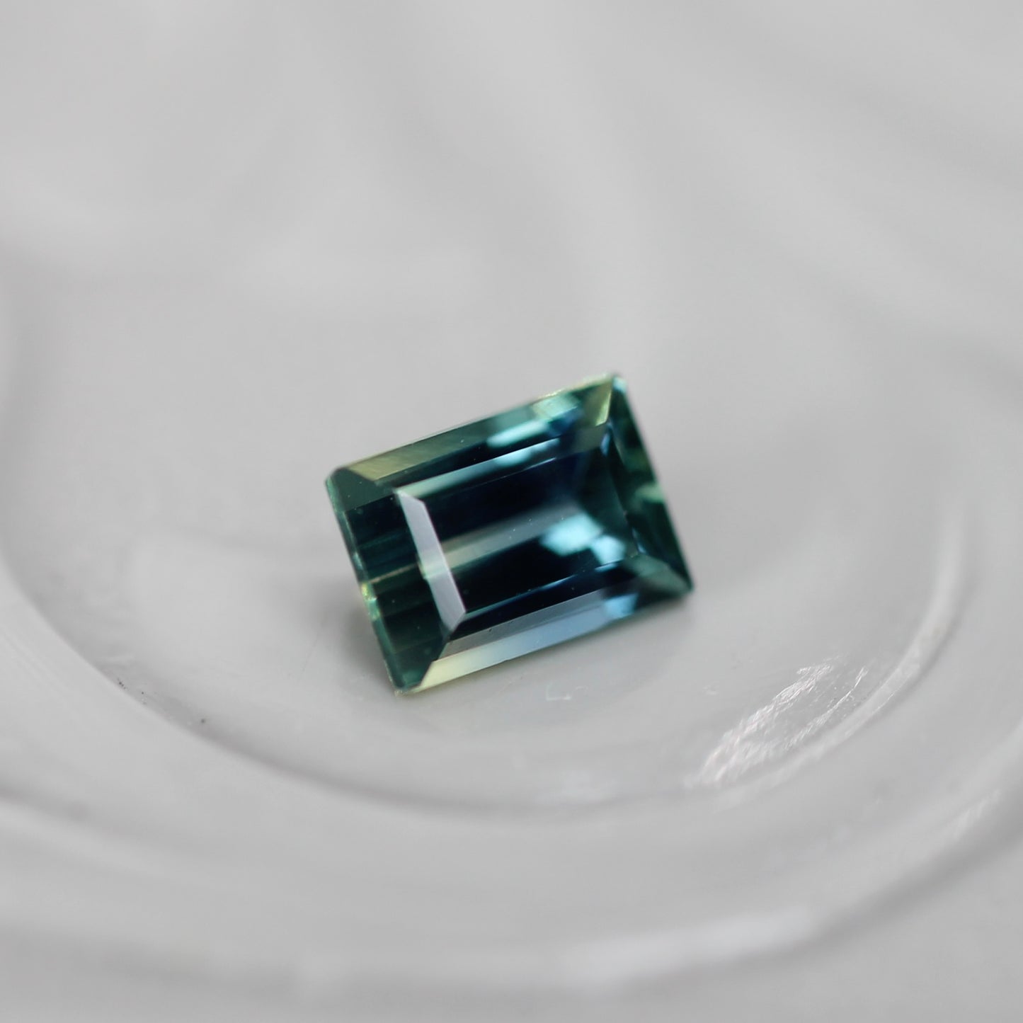 バイカラーサファイア 0.28ct スクエアカット 4.1mm×2.8mm×2.0mm【MJ3104】