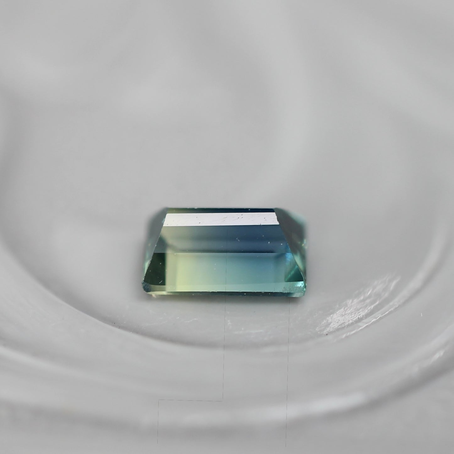 バイカラーサファイア 0.28ct スクエアカット 4.1mm×2.8mm×2.0mm【MJ3104】