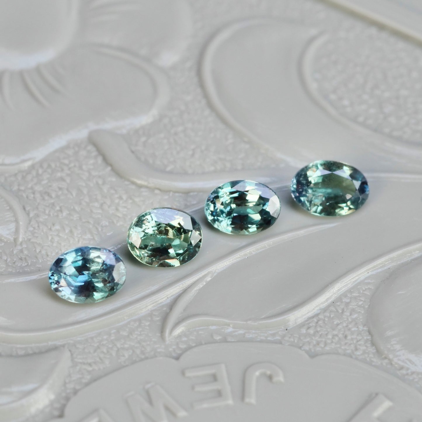 アレキサンドライト 0.11ct～0.13ctct オーバルカット 【MJ2548】