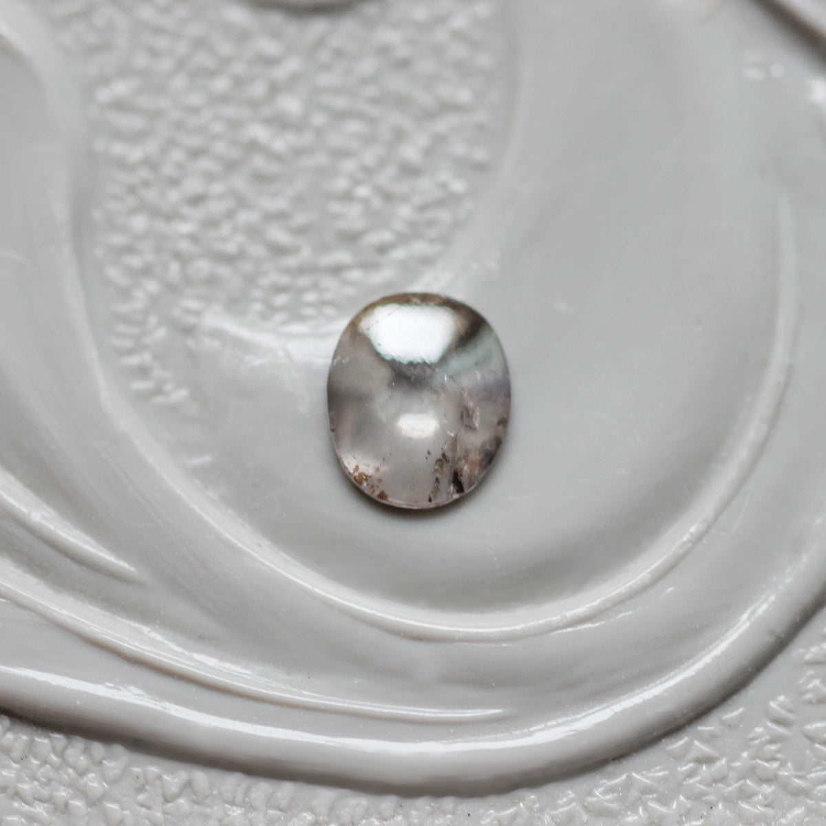 ソルトアンドペッパーダイヤモンド 0.09ct カボションカット 3.6mm×3.1mm×0.8mm【MJ3162】