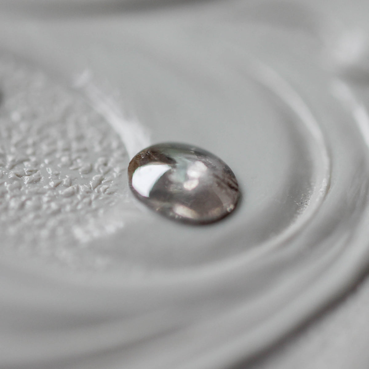 ソルトアンドペッパーダイヤモンド 0.09ct カボションカット 3.6mm×3.1mm×0.8mm【MJ3162】