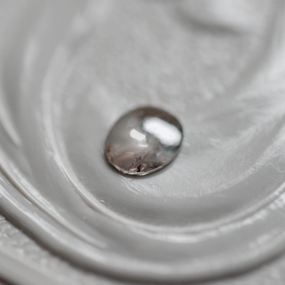 ソルトアンドペッパーダイヤモンド 0.09ct カボションカット 3.6mm×3.1mm×0.8mm【MJ3162】