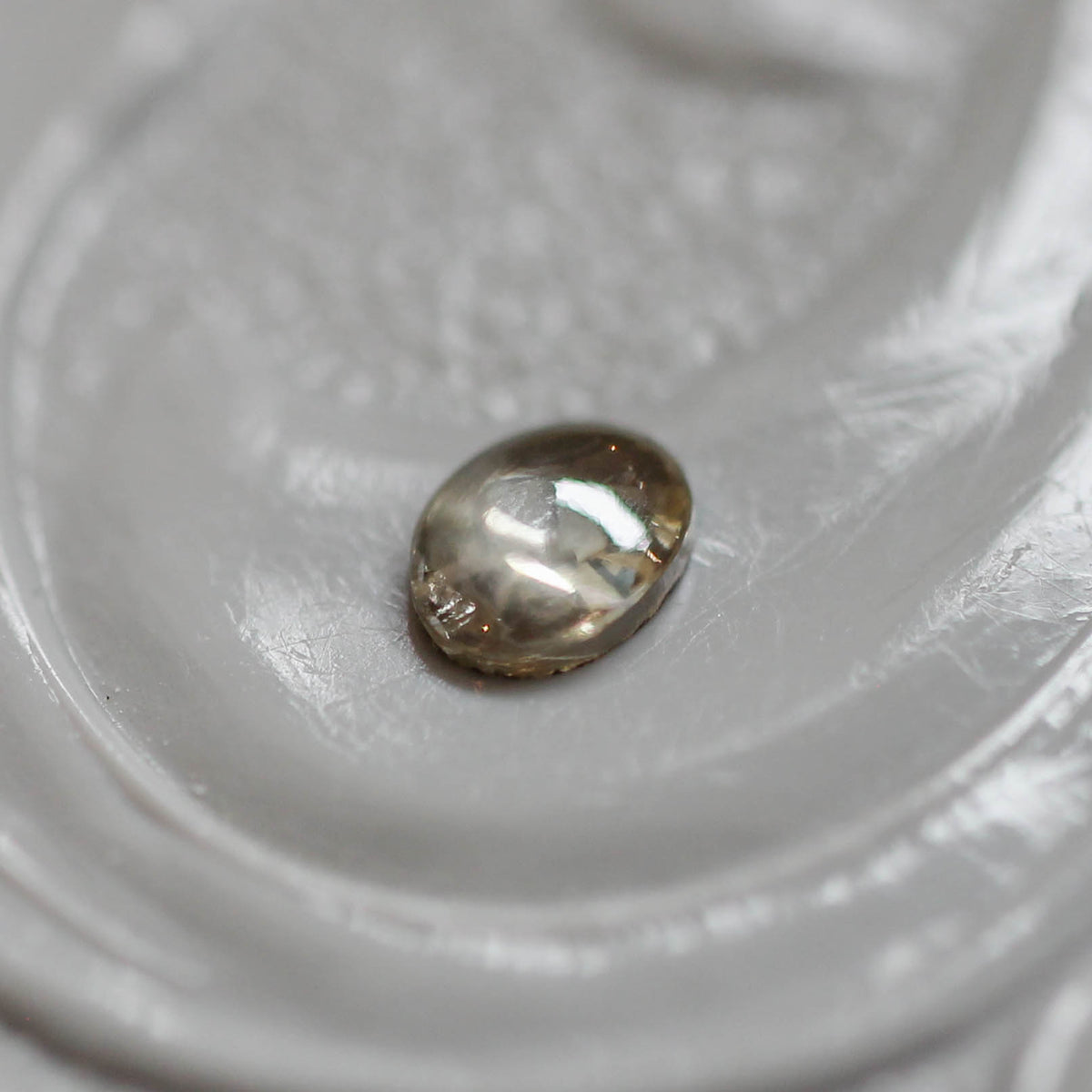 ブラウンダイヤモンド 0.07ct カボションカット 3.1mm×2.4mm×0.8mm【MJ3163】