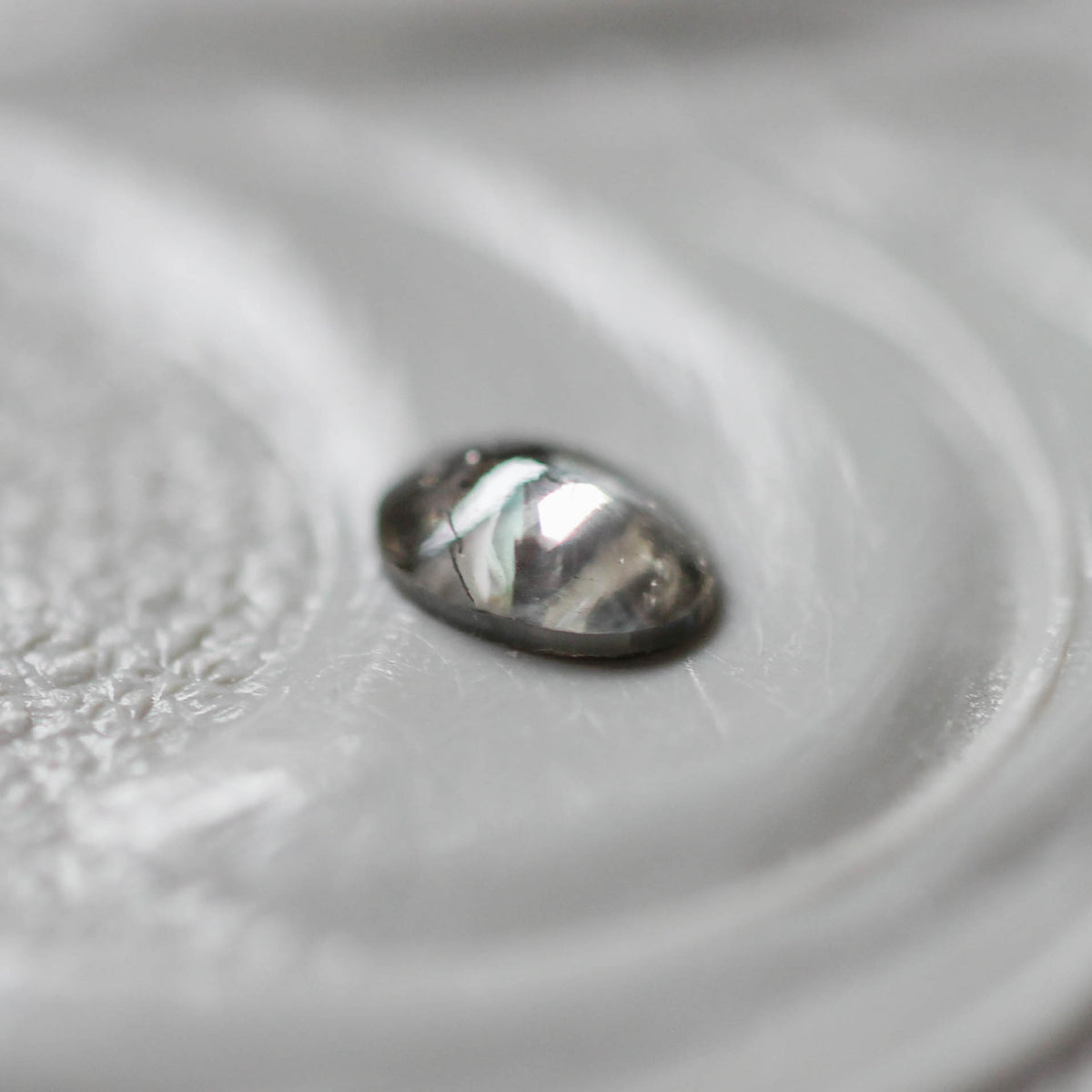 ソルトアンドペッパーダイヤモンド 0.06ct カボションカット 3.2mm×2.3mm×1.0mm【MJ3164】