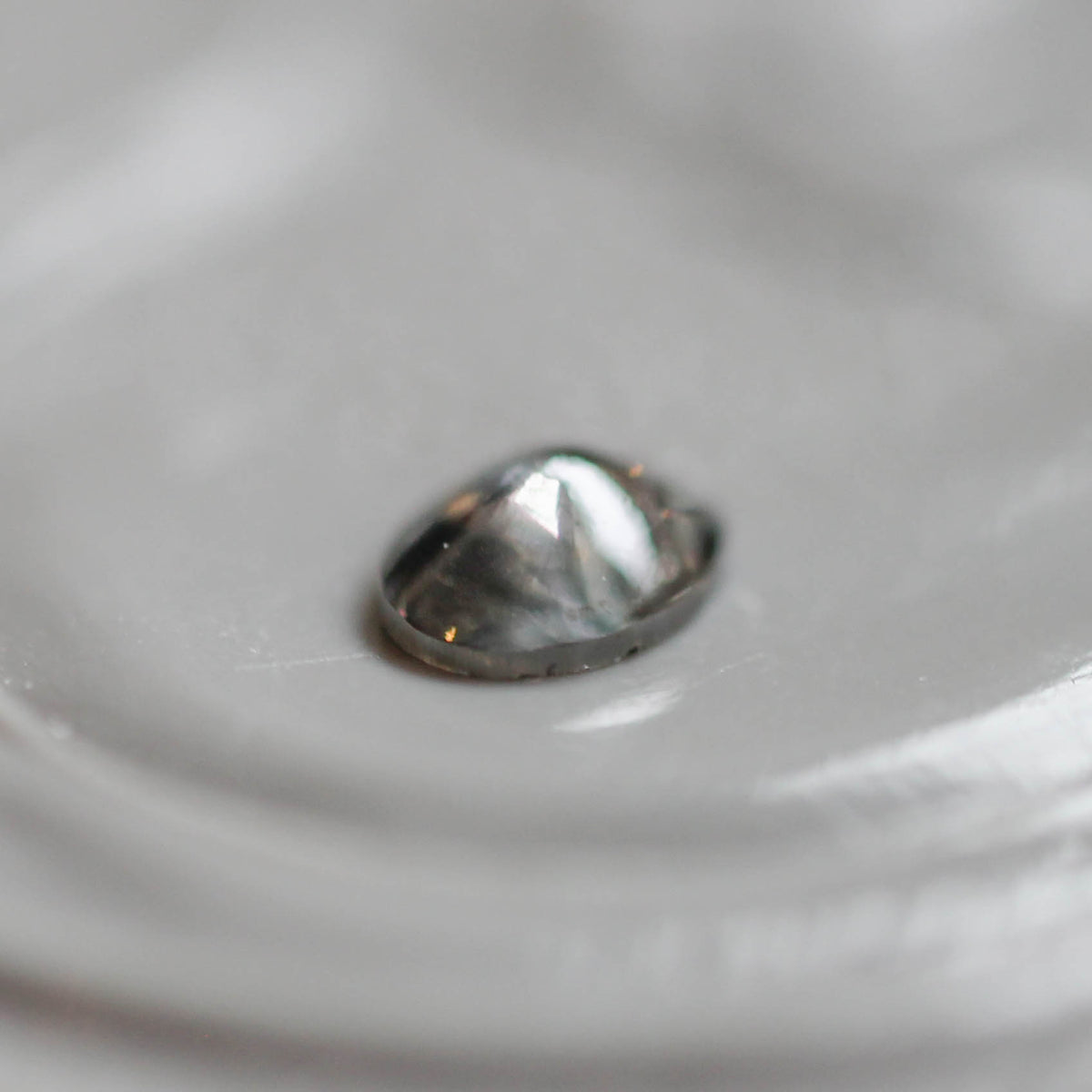 ソルトアンドペッパーダイヤモンド 0.06ct カボションカット 3.2mm×2.3mm×1.0mm【MJ3164】