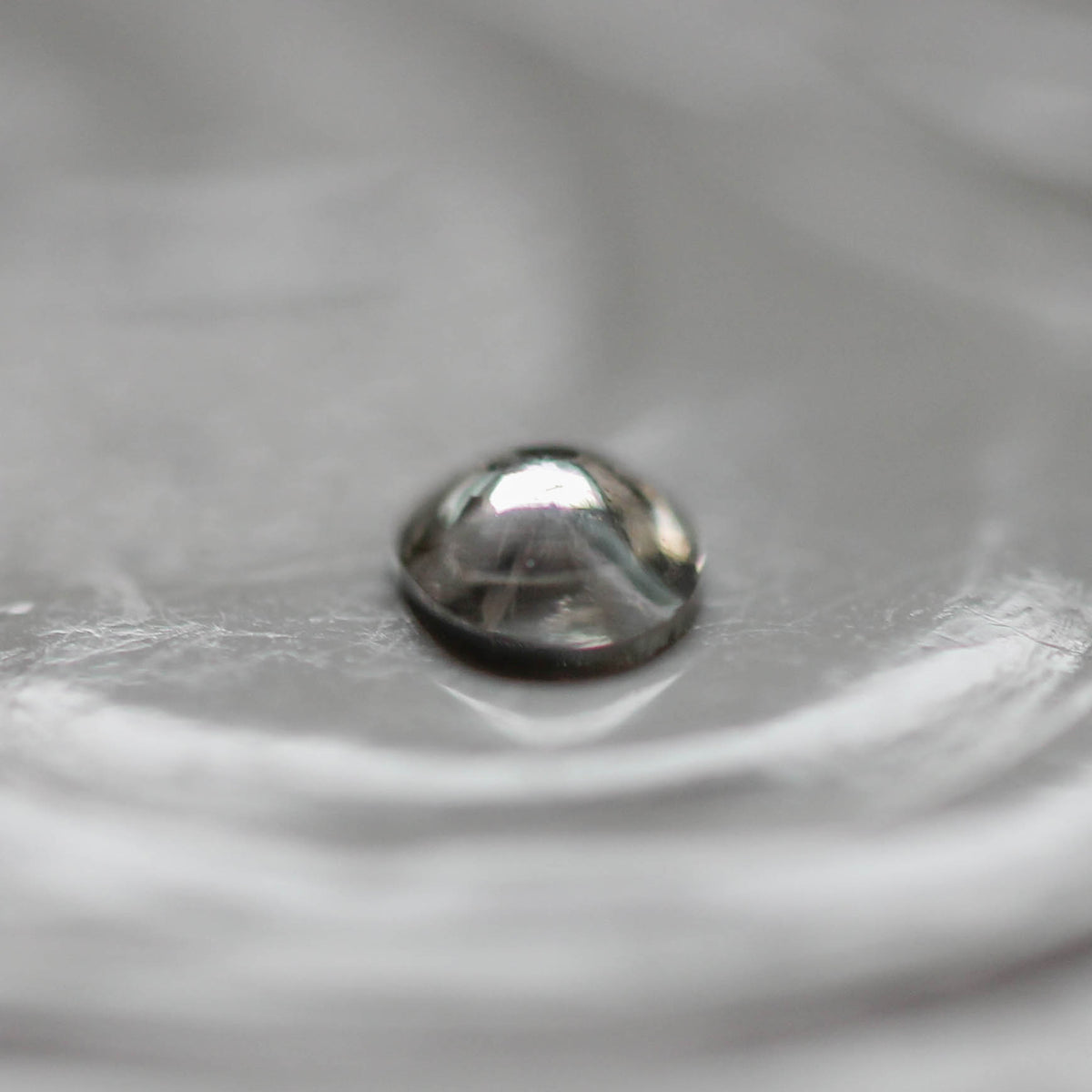 ソルトアンドペッパーダイヤモンド 0.06ct カボションカット 3.2mm×2.3mm×1.0mm【MJ3164】