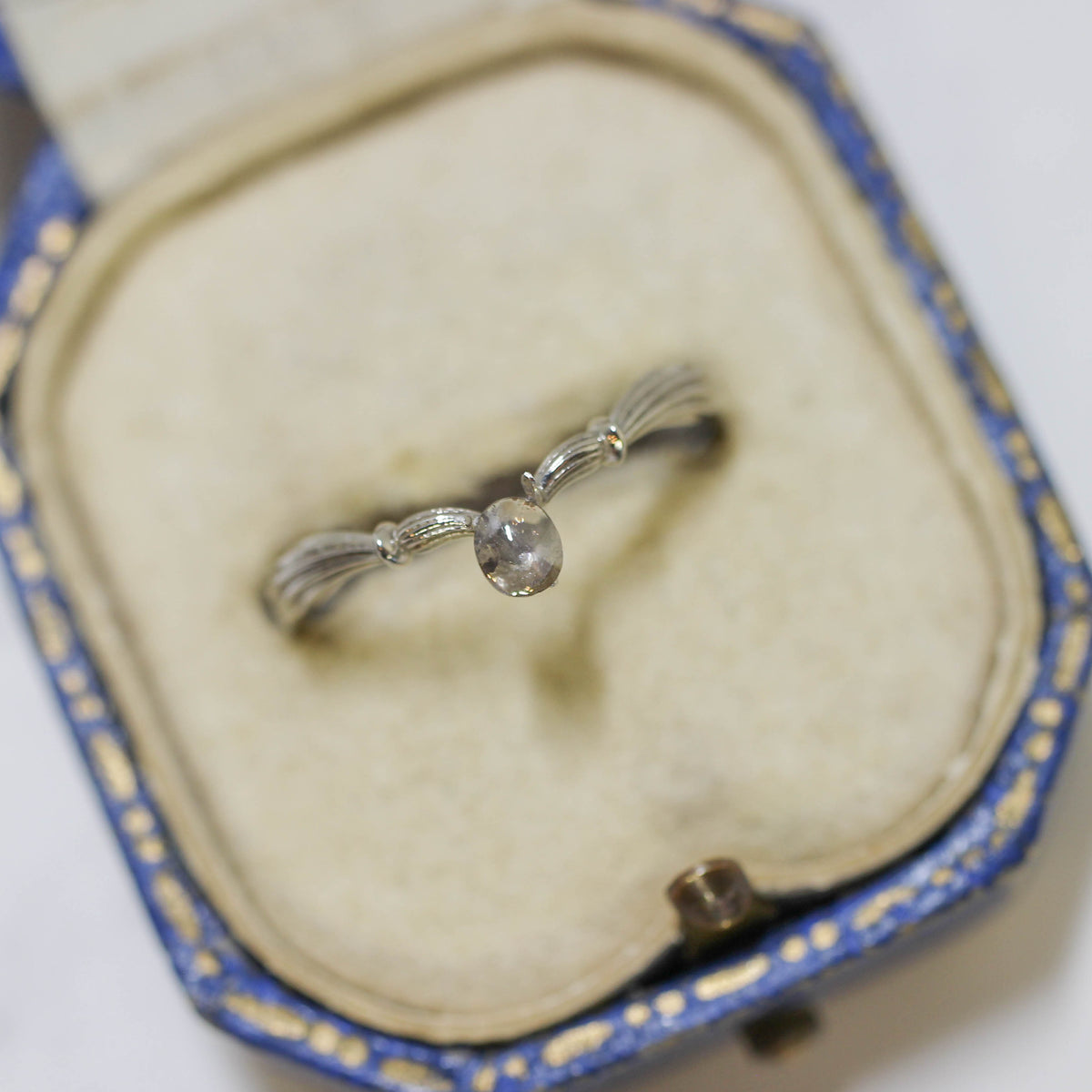 ソルトアンドペッパーダイヤモンド 0.09ct カボションカット 3.6mm×3.1mm×0.8mm【MJ3162】