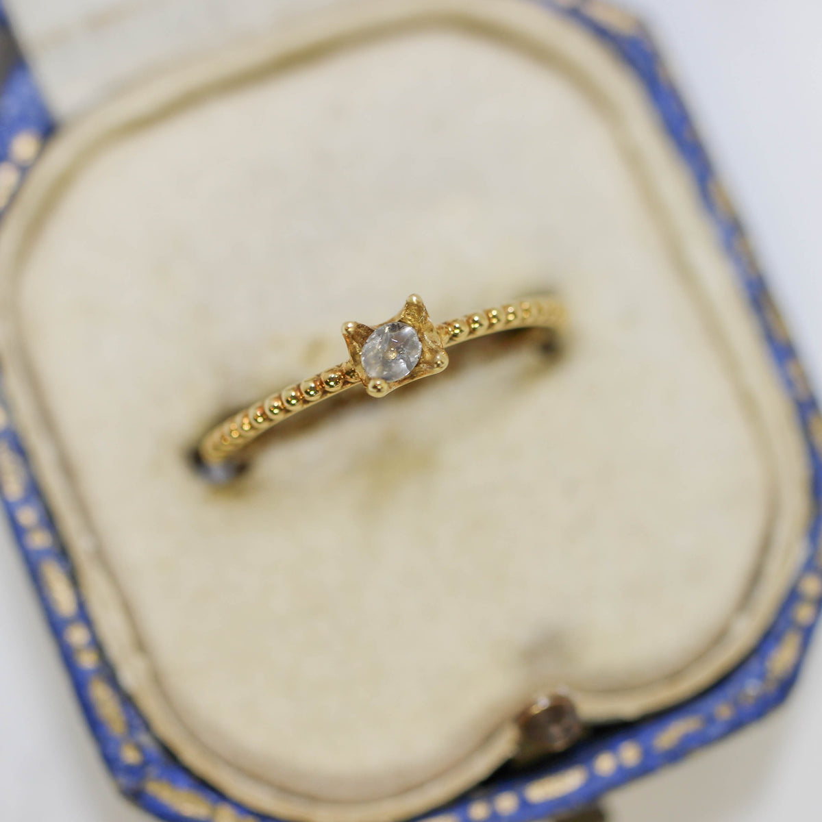 ソルトアンドペッパーダイヤモンド 0.06ct カボションカット 3.2mm×2.3mm×1.0mm【MJ3164】