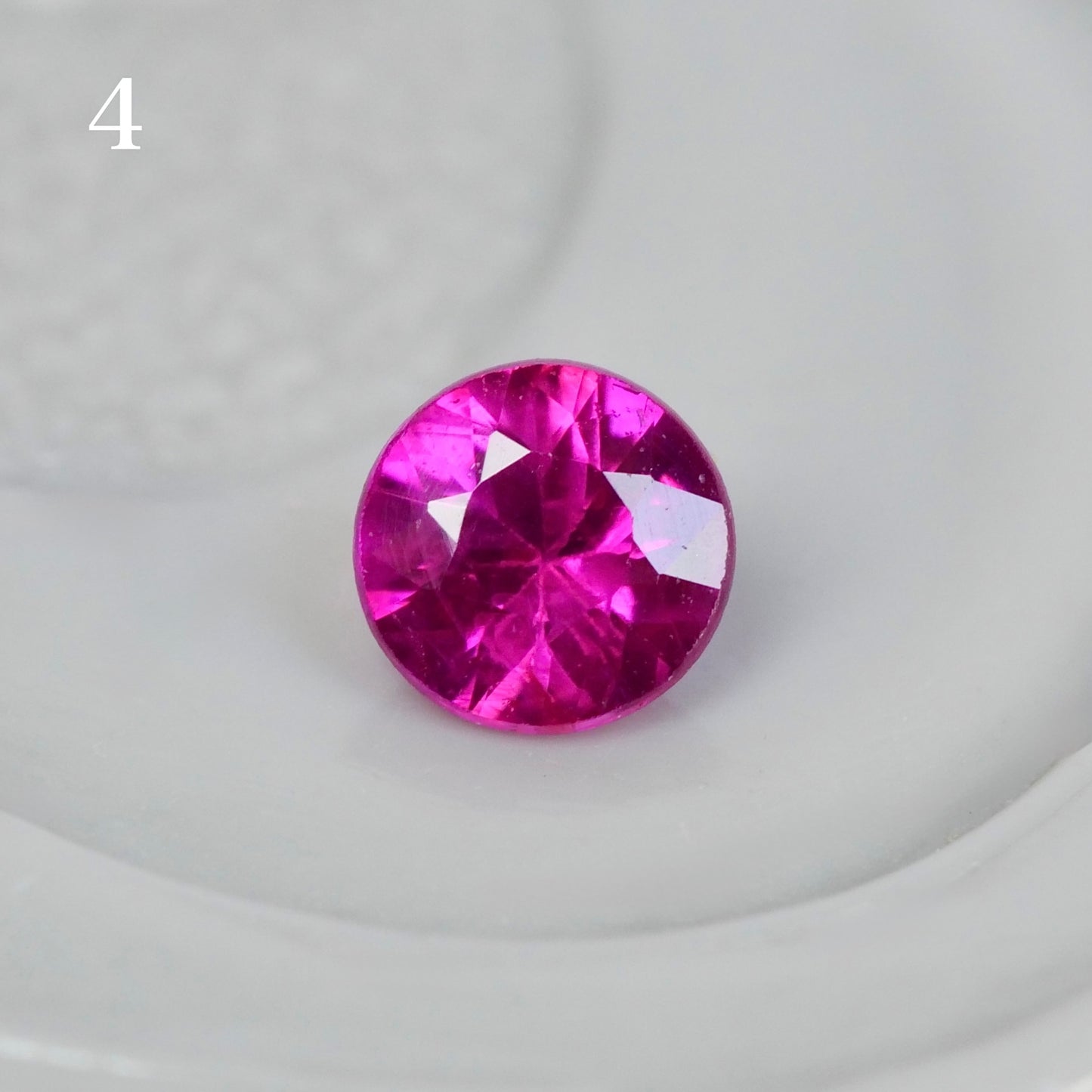 【期間・数量限定特別価格】ルビー ラウンドカット 約2.6~2.7mm 【MJ2831】