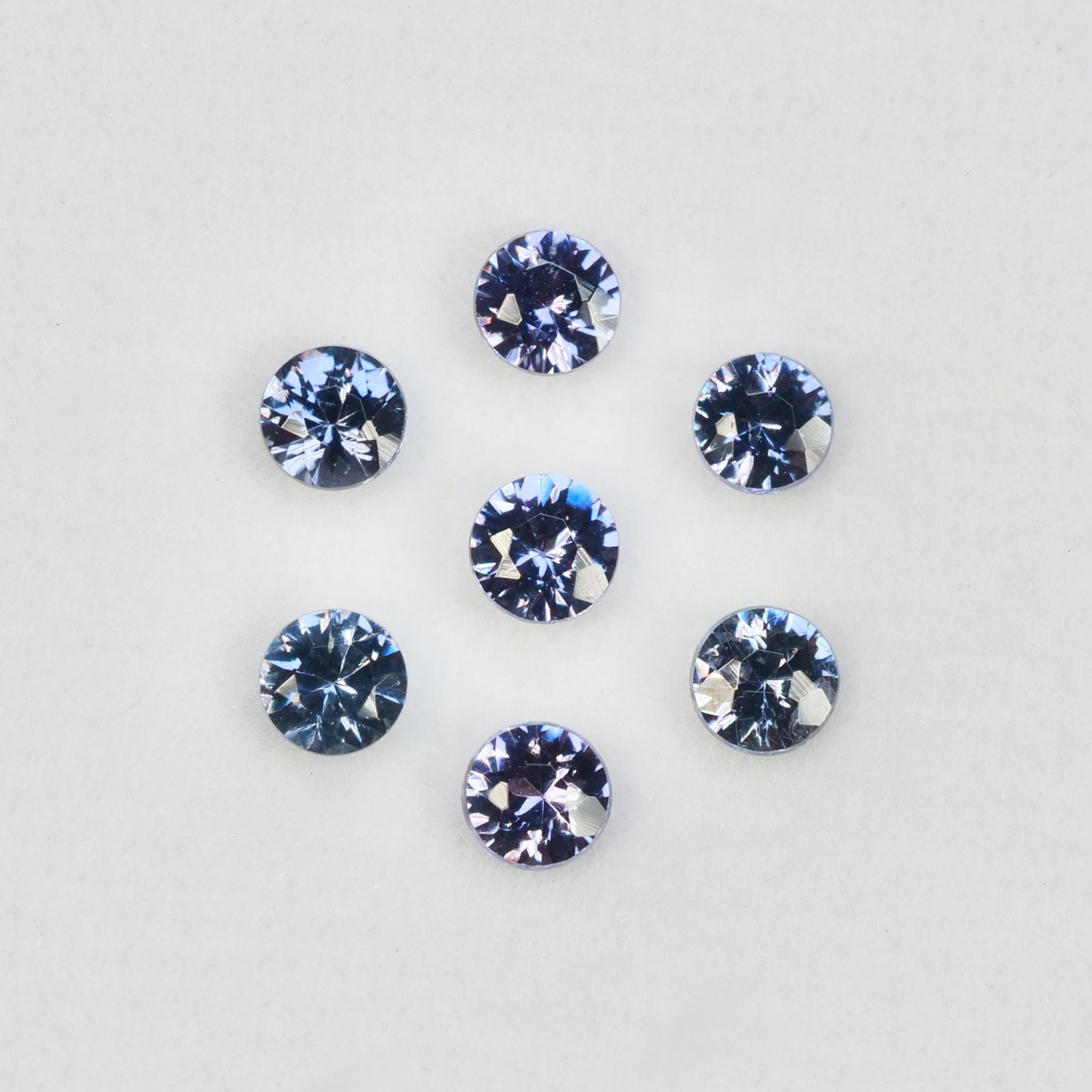 【期間・数量限定特別価格】ベキリーブルーガーネット ラウンドカット 約2.4~2.5mm 【MJ2850】