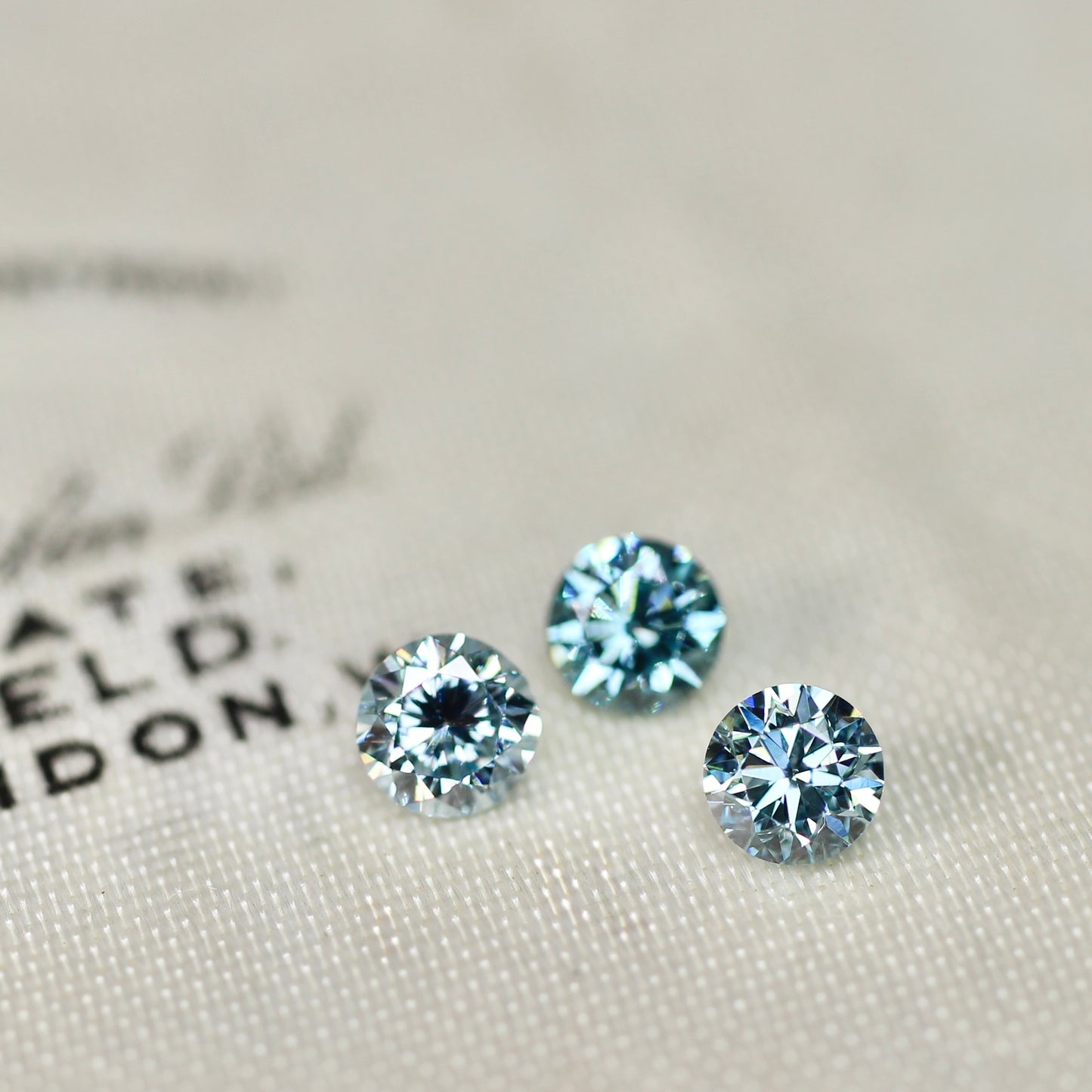 アイスブルーダイヤモンド 0.18ct ラウンドブリリアントカット 3.4mm×3.4mm×2.2mm【MJ2814】