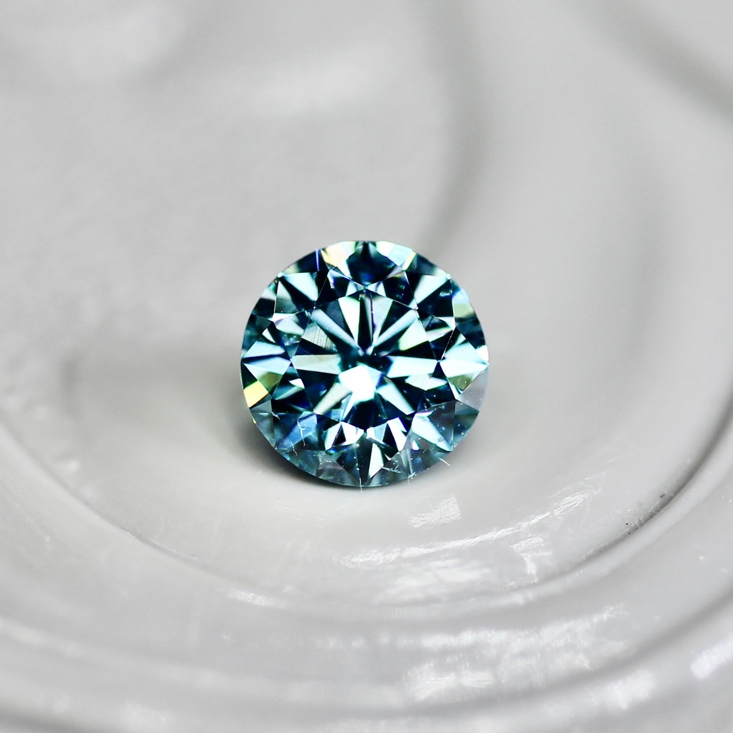 アイスブルーダイヤモンド 0.17ct ラウンドブリリアントカット 3.4mm×3.4mm×2.2mm【MJ2813】