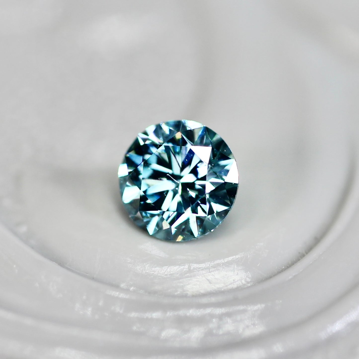 アイスブルーダイヤモンド 0.17ct ラウンドブリリアントカット 3.4mm×3.4mm×2.2mm【MJ2813】