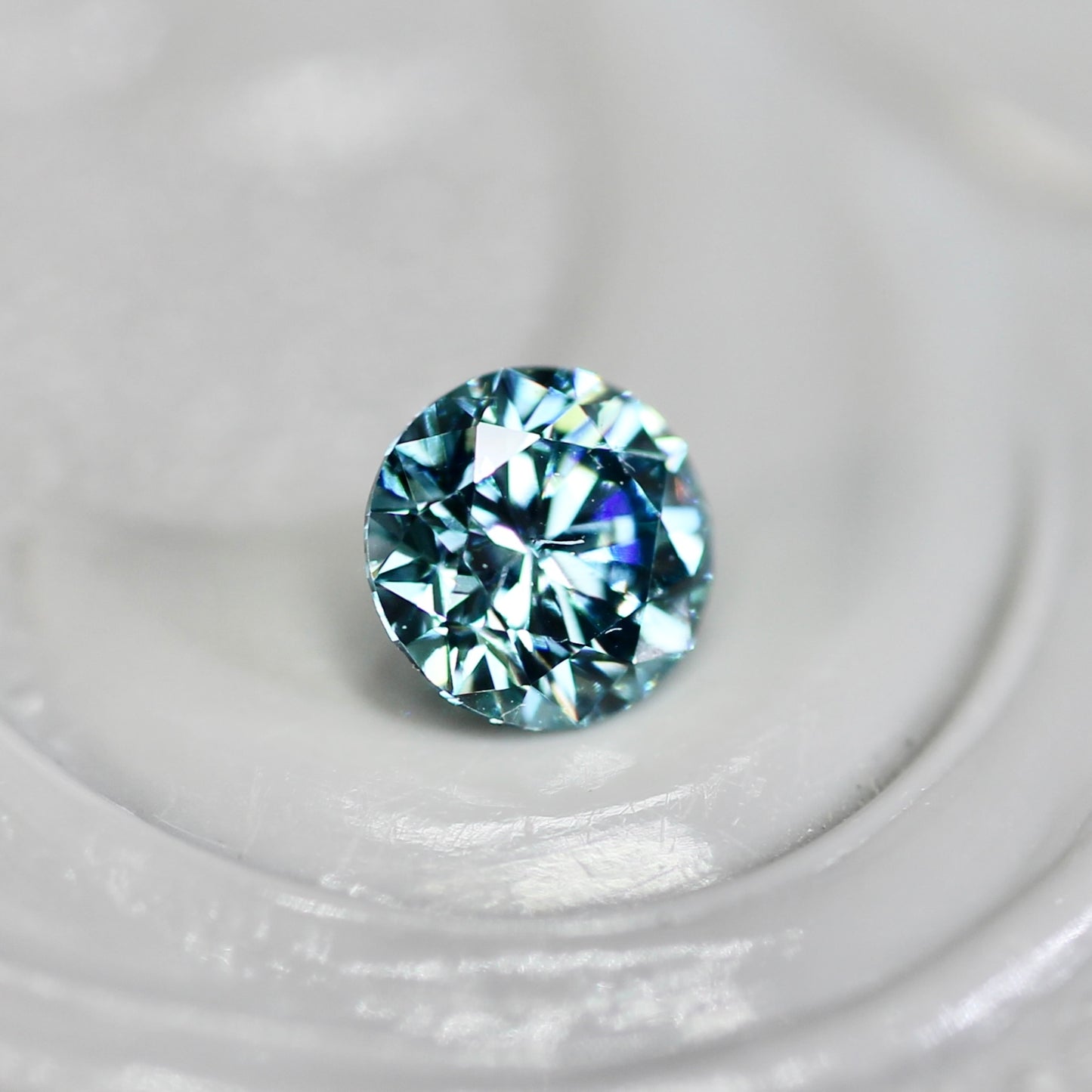 アイスブルーダイヤモンド 0.17ct ラウンドブリリアントカット 3.4mm×3.4mm×2.2mm【MJ2813】