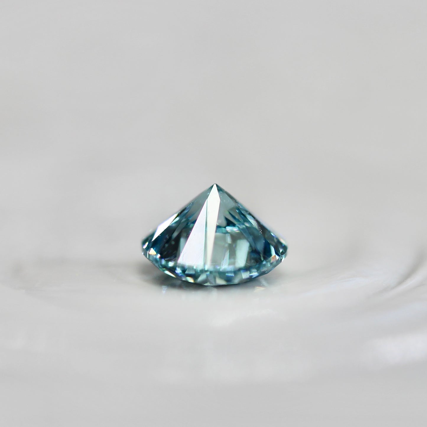 アイスブルーダイヤモンド 0.17ct ラウンドブリリアントカット 3.4mm×3.4mm×2.2mm【MJ2813】