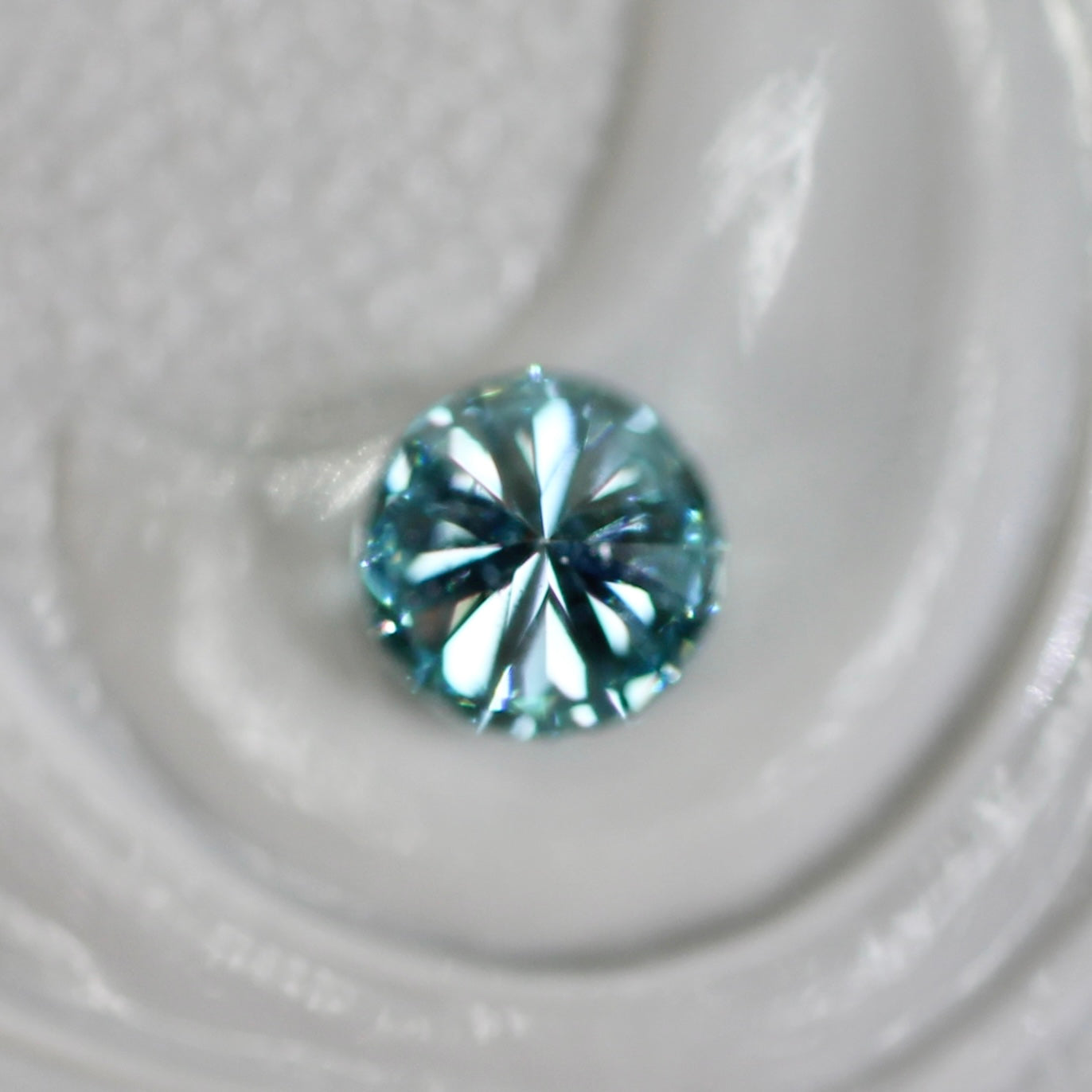 アイスブルーダイヤモンド 0.17ct ラウンドブリリアントカット 3.4mm×3.4mm×2.2mm【MJ2813】
