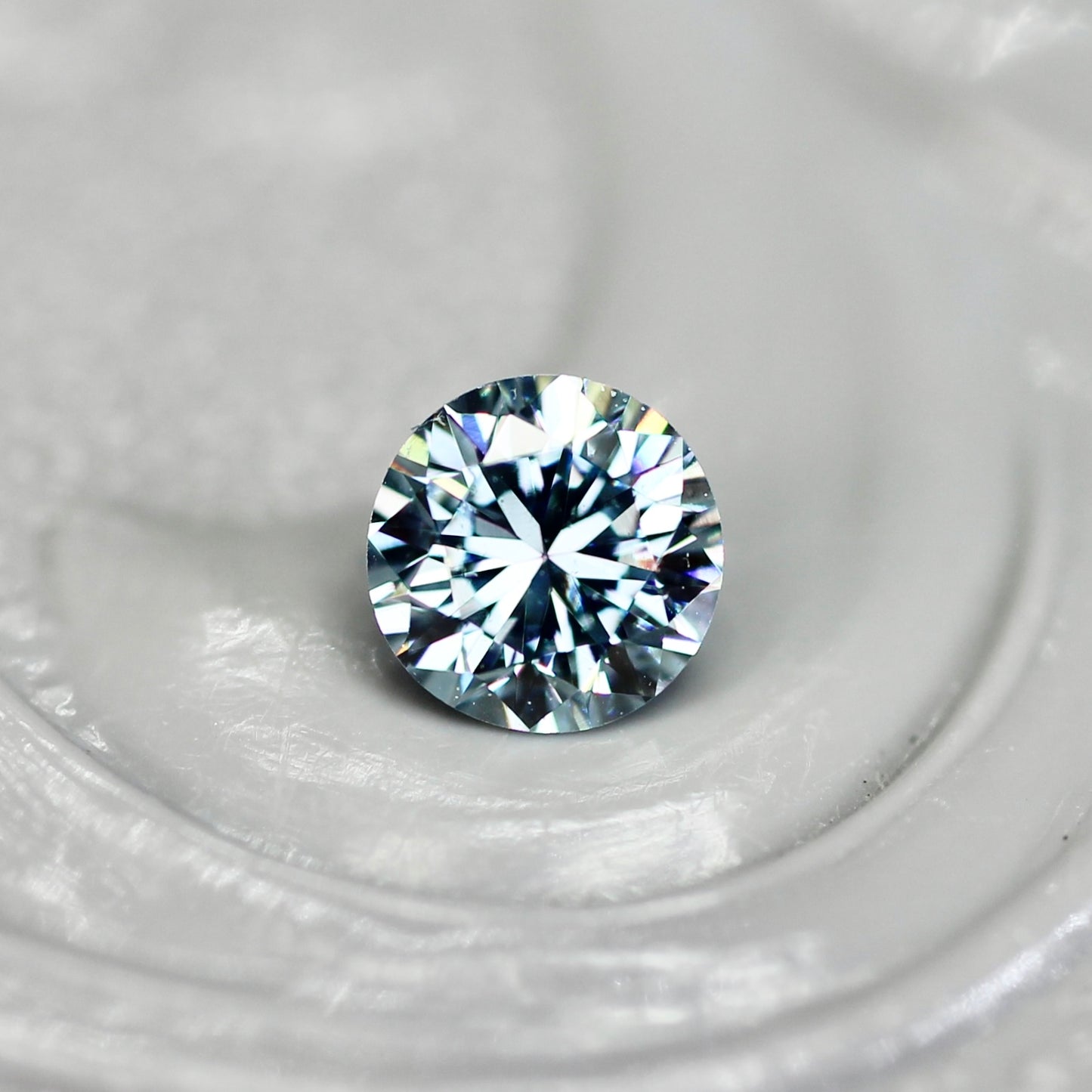 アイスブルーダイヤモンド 0.18ct ラウンドブリリアントカット 3.4mm×3.4mm×2.2mm【MJ2814】