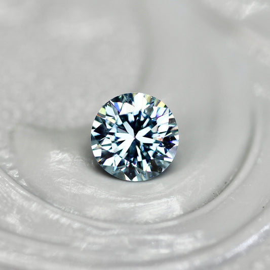 アイスブルーダイヤモンド 0.18ct ラウンドブリリアントカット 3.4mm×3.4mm×2.2mm【MJ2814】