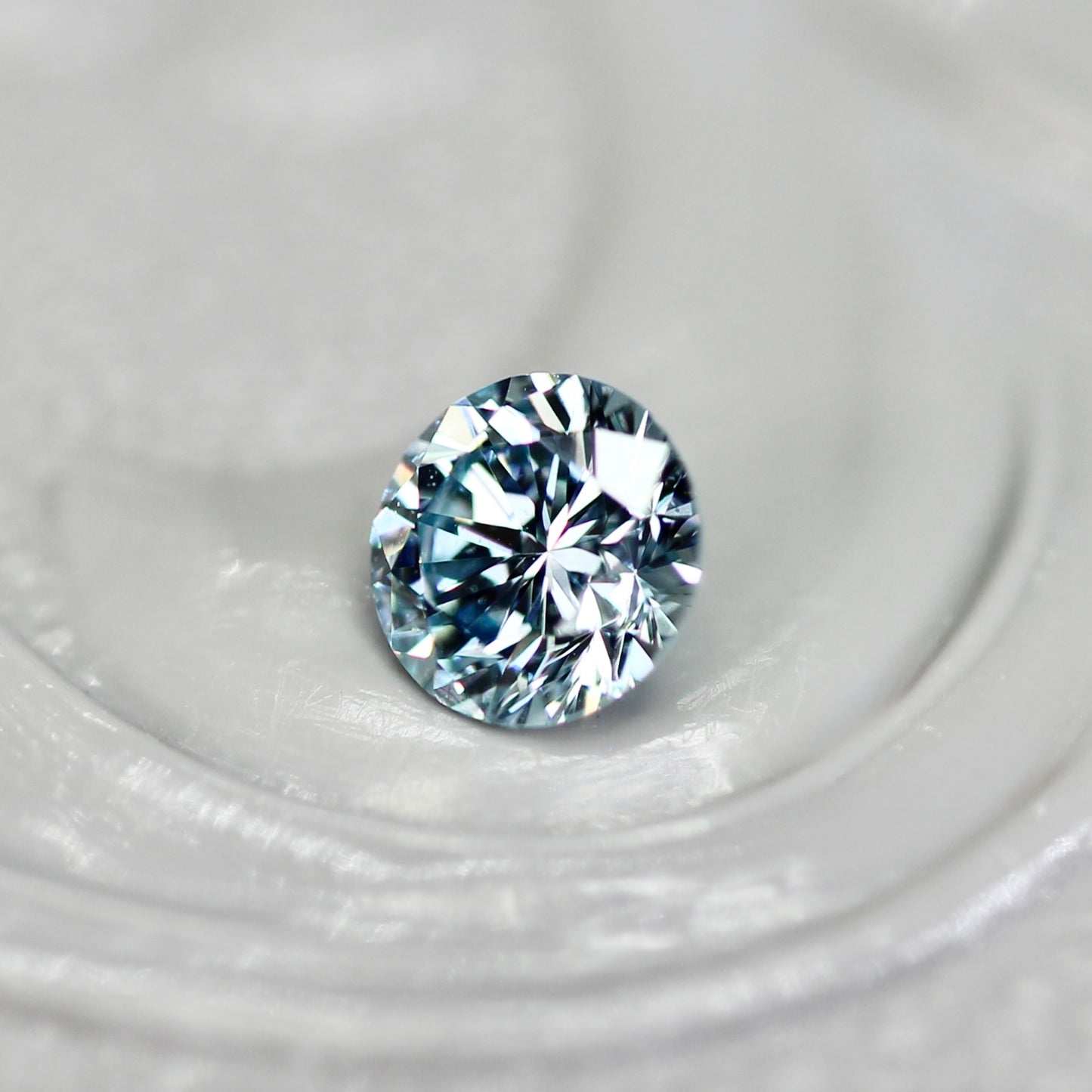 アイスブルーダイヤモンド 0.18ct ラウンドブリリアントカット 3.4mm×3.4mm×2.2mm【MJ2814】