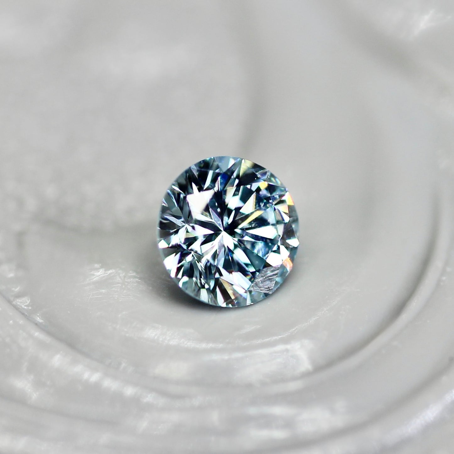 アイスブルーダイヤモンド 0.18ct ラウンドブリリアントカット 3.4mm×3.4mm×2.2mm【MJ2814】