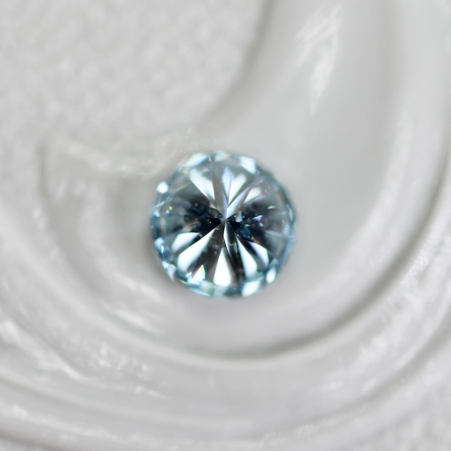 アイスブルーダイヤモンド 0.18ct ラウンドブリリアントカット 3.4mm×3.4mm×2.2mm【MJ2814】