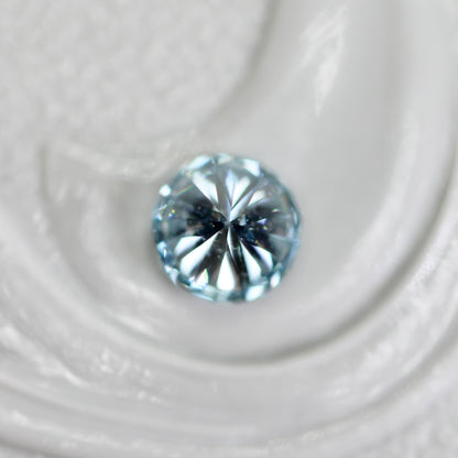 アイスブルーダイヤモンド 0.18ct ラウンドブリリアントカット 3.4mm×3.4mm×2.2mm【MJ2814】