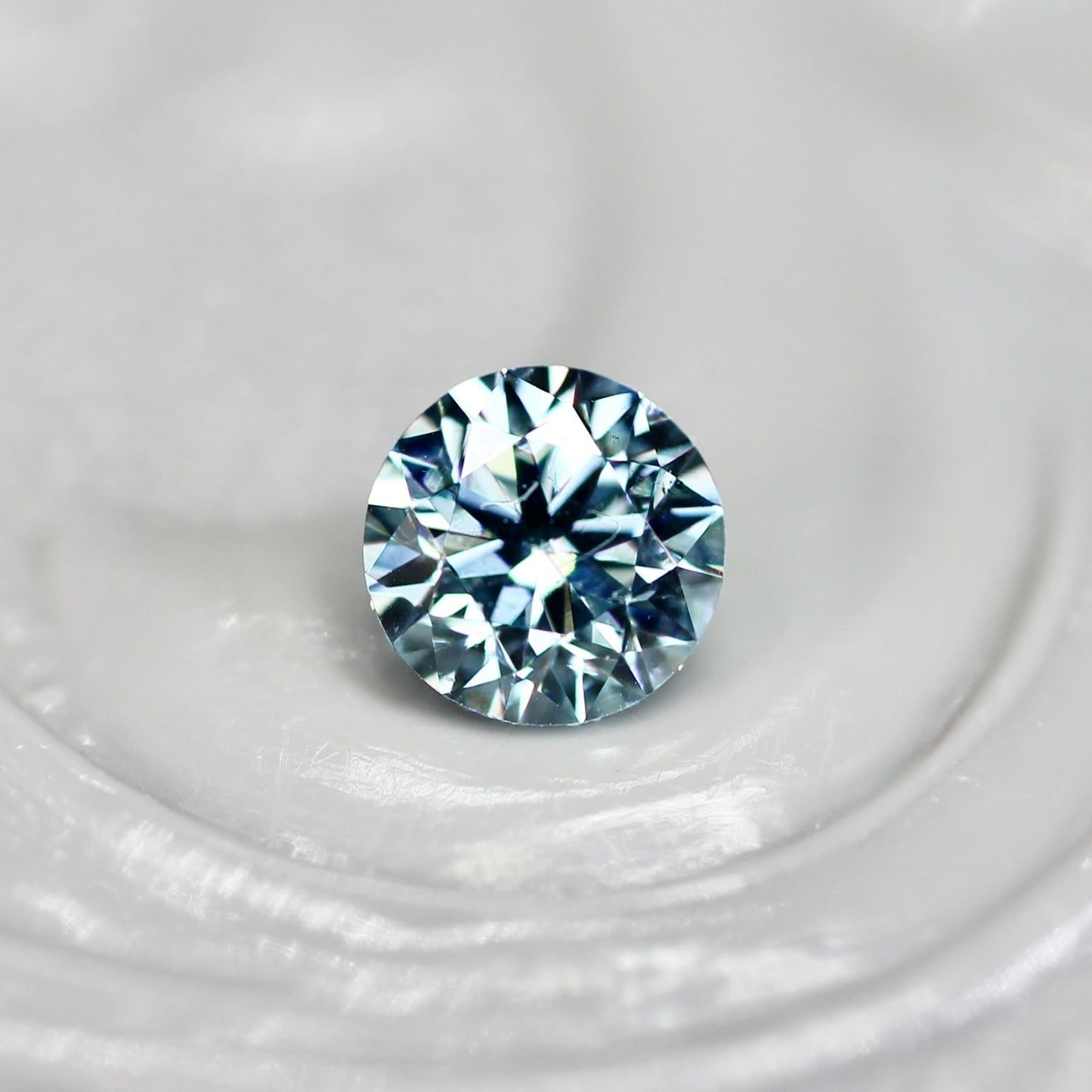 アイスブルーダイヤモンド 0.17ct ラウンドブリリアントカット 3.5mm×3.5mm×2.2mm【MJ2815】