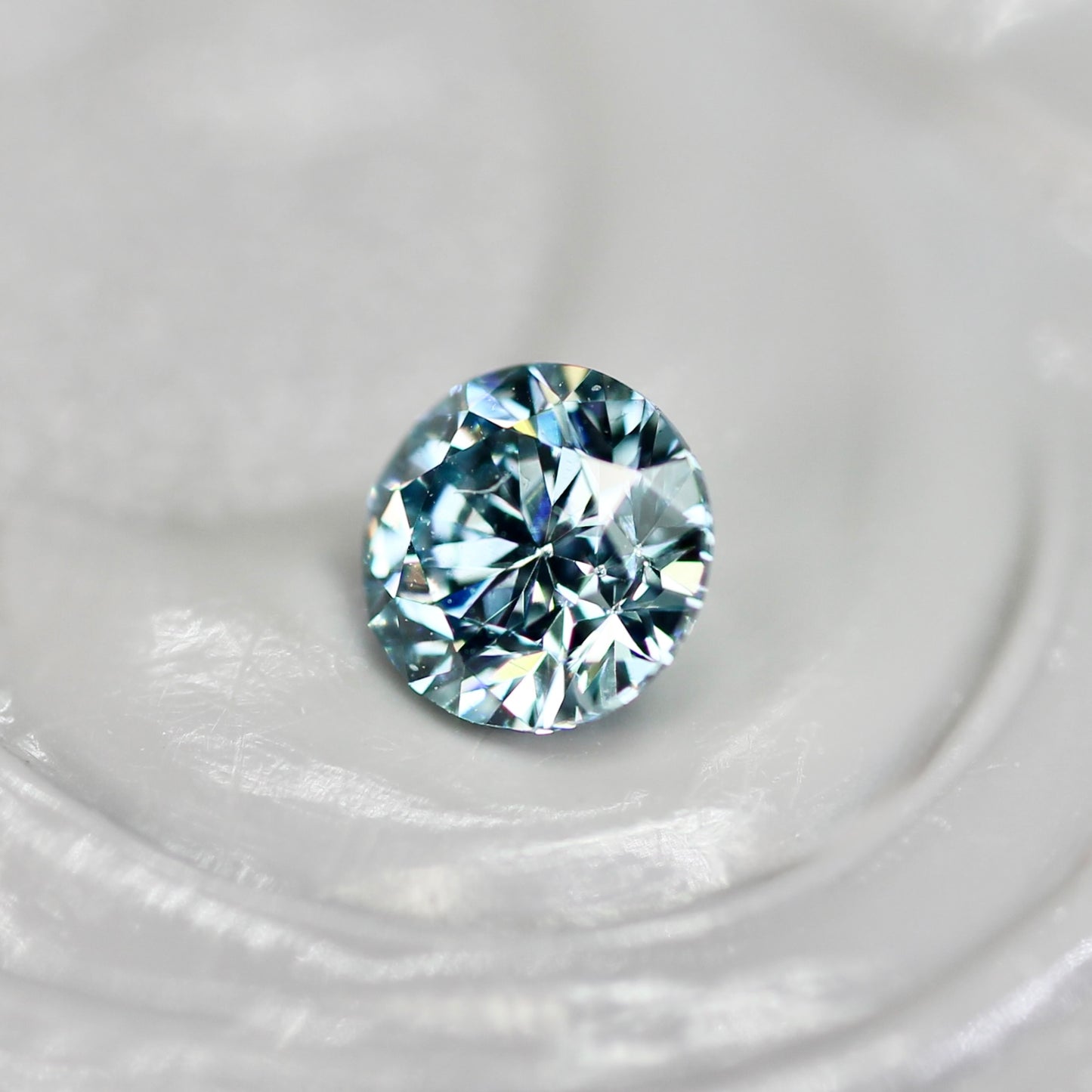 アイスブルーダイヤモンド 0.17ct ラウンドブリリアントカット 3.5mm×3.5mm×2.2mm【MJ2815】