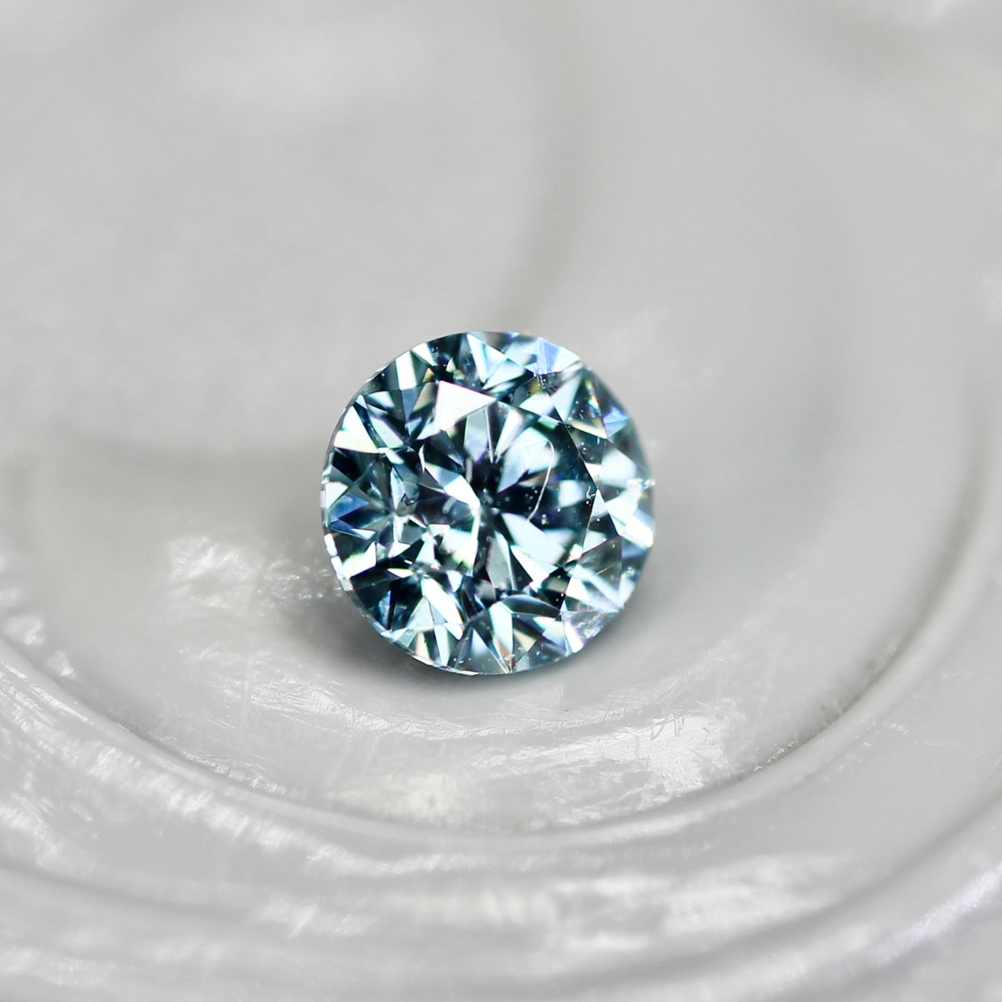 アイスブルーダイヤモンド 0.17ct ラウンドブリリアントカット 3.5mm×3.5mm×2.2mm【MJ2815】