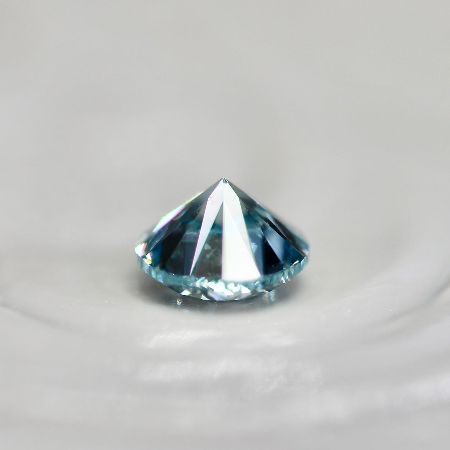 アイスブルーダイヤモンド 0.17ct ラウンドブリリアントカット 3.5mm×3.5mm×2.2mm【MJ2815】
