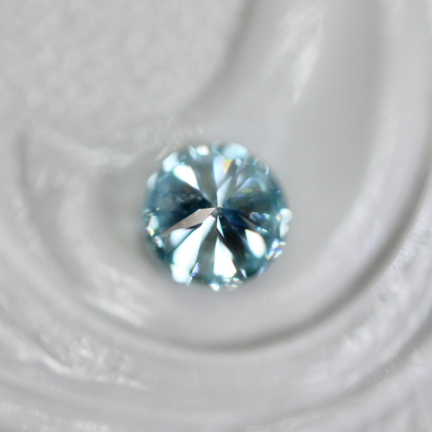 アイスブルーダイヤモンド 0.17ct ラウンドブリリアントカット 3.5mm×3.5mm×2.2mm【MJ2815】