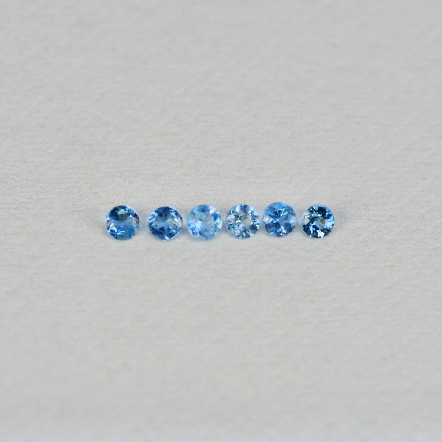 【期間・数量限定特別価格】サンタマリアアクアマリン 0.02ct ラウンドカット 約1.7~1.9mm 【MJ2549】