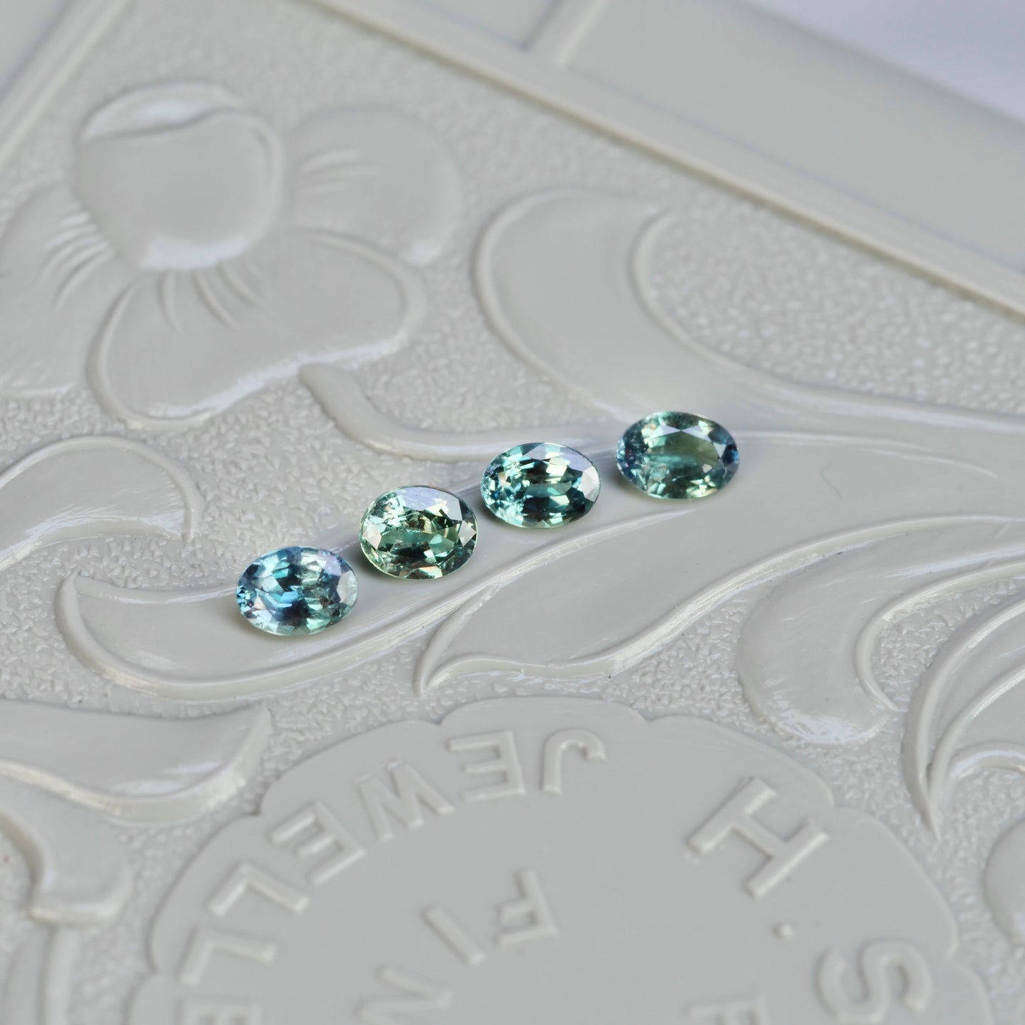 アレキサンドライト 0.11ct～0.13ctct オーバルカット 【MJ2548】